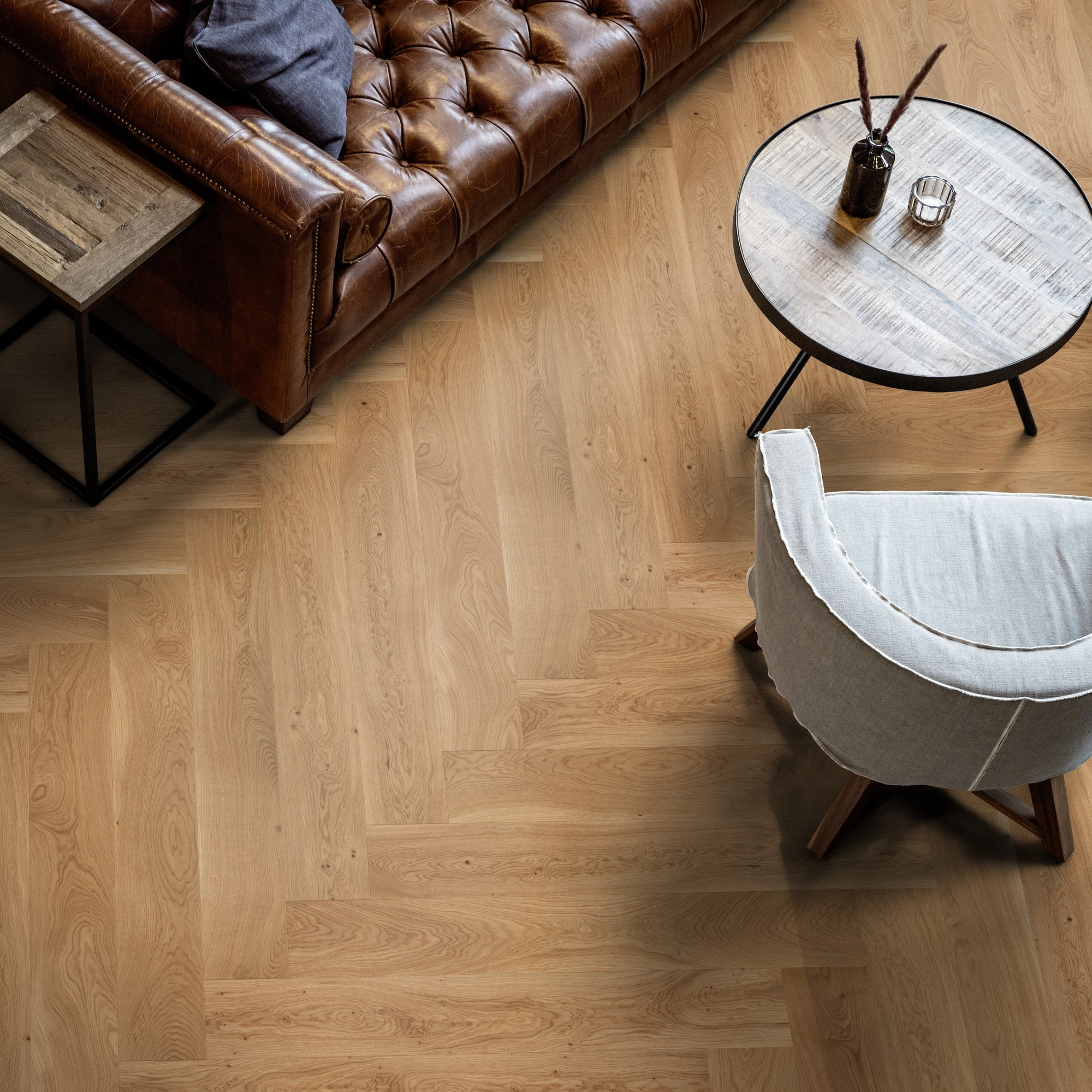 Milieubild Wohnzimmer mit Ledersofa - Blick von oben - ter Hürne Parkett Herringbone Collection Eiche Texel Milieubild Wohnzimmer mit Ledersofa - Blick von oben - ter Hürne 1101312521