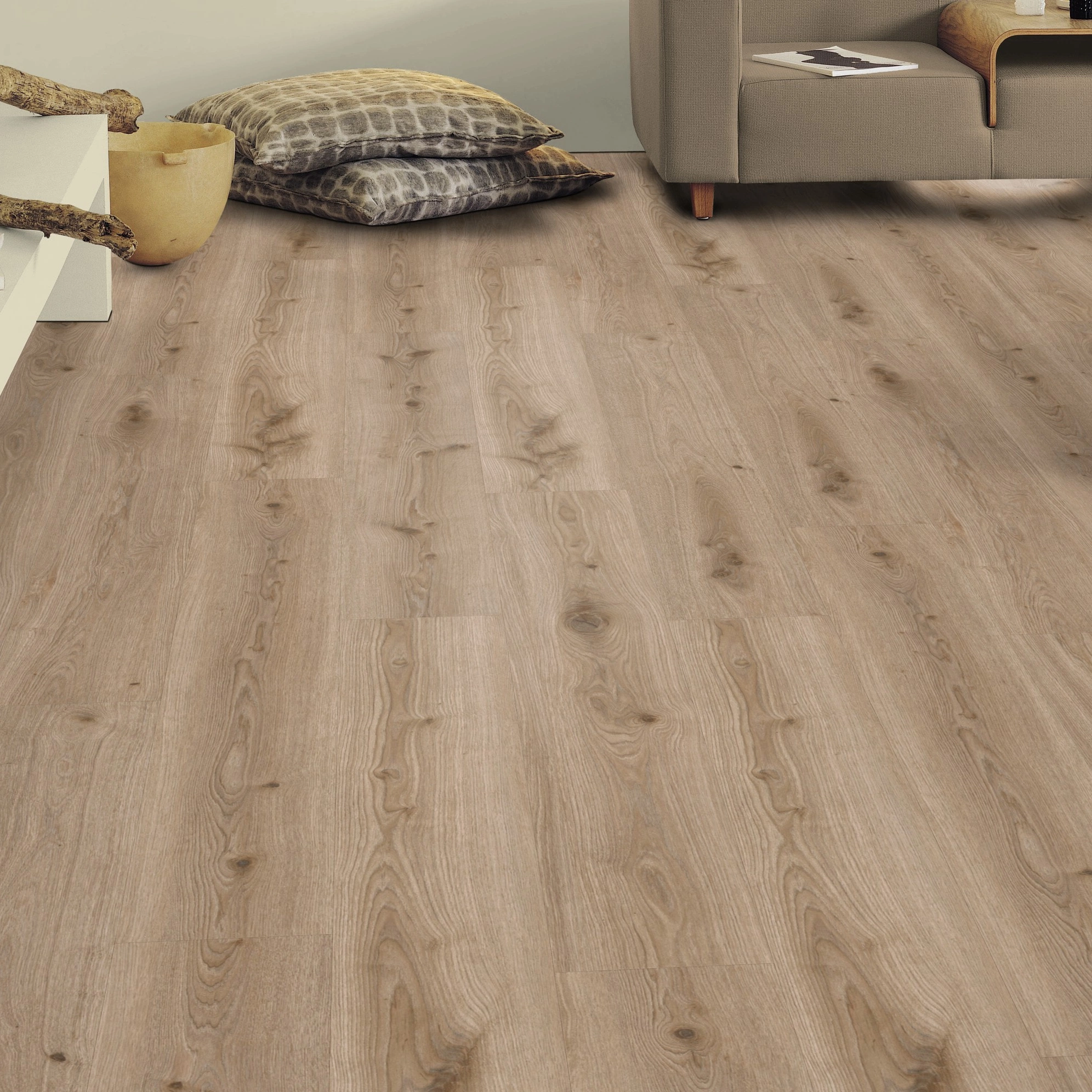 Milieubild Wohnzimmer mit Sideboard - Tarkett Klebe-Vinyl Essence 55 Primary Oak Light Grey Milieubild Wohnzimmer mit Sideboard - Tarkett 260053006