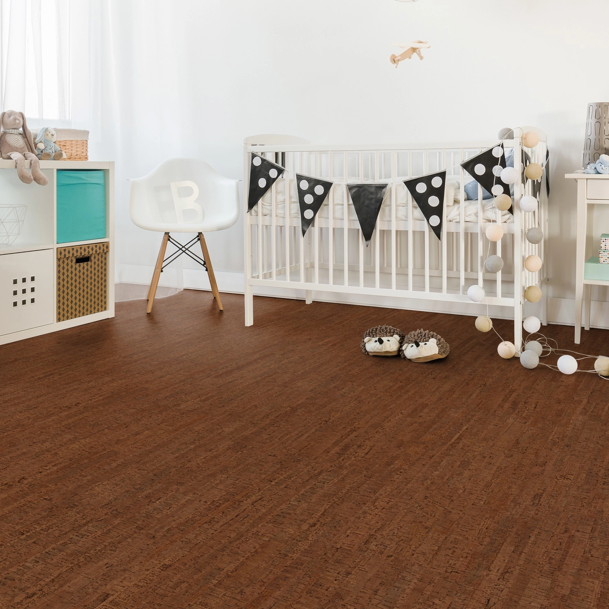Milieubild Kinderzimmer mit weißer Krippe - Wicanders Wise HDF Klick-Korkboden cork Go Allure Milieubild Kinderzimmer mit weißer Krippe - Wicanders Wise 80001638