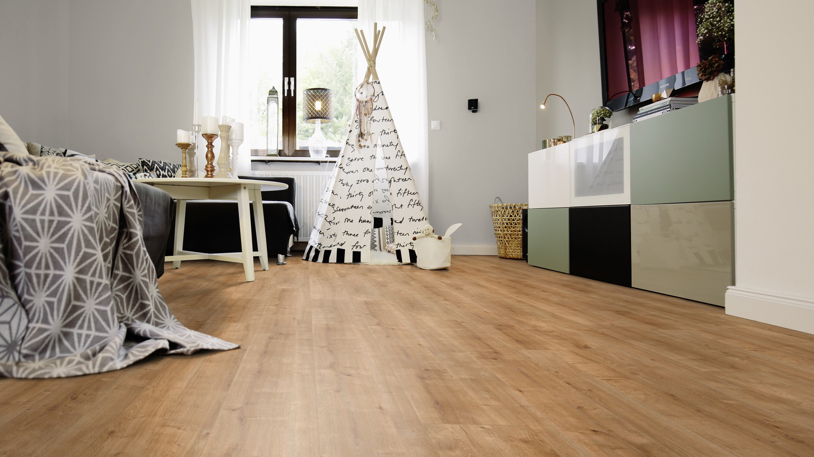 Milieubild Wohnzimmer mit Sideboard und Fernseher - wineo PL076R