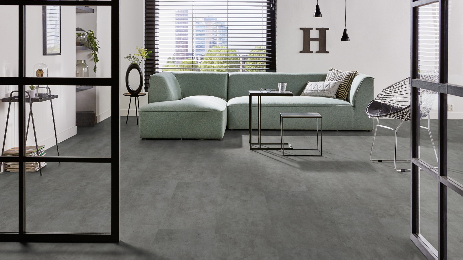 Milieubild Modernes Wohnzimmer mit mintgrünem Sofa - Forbo Flooring 217638