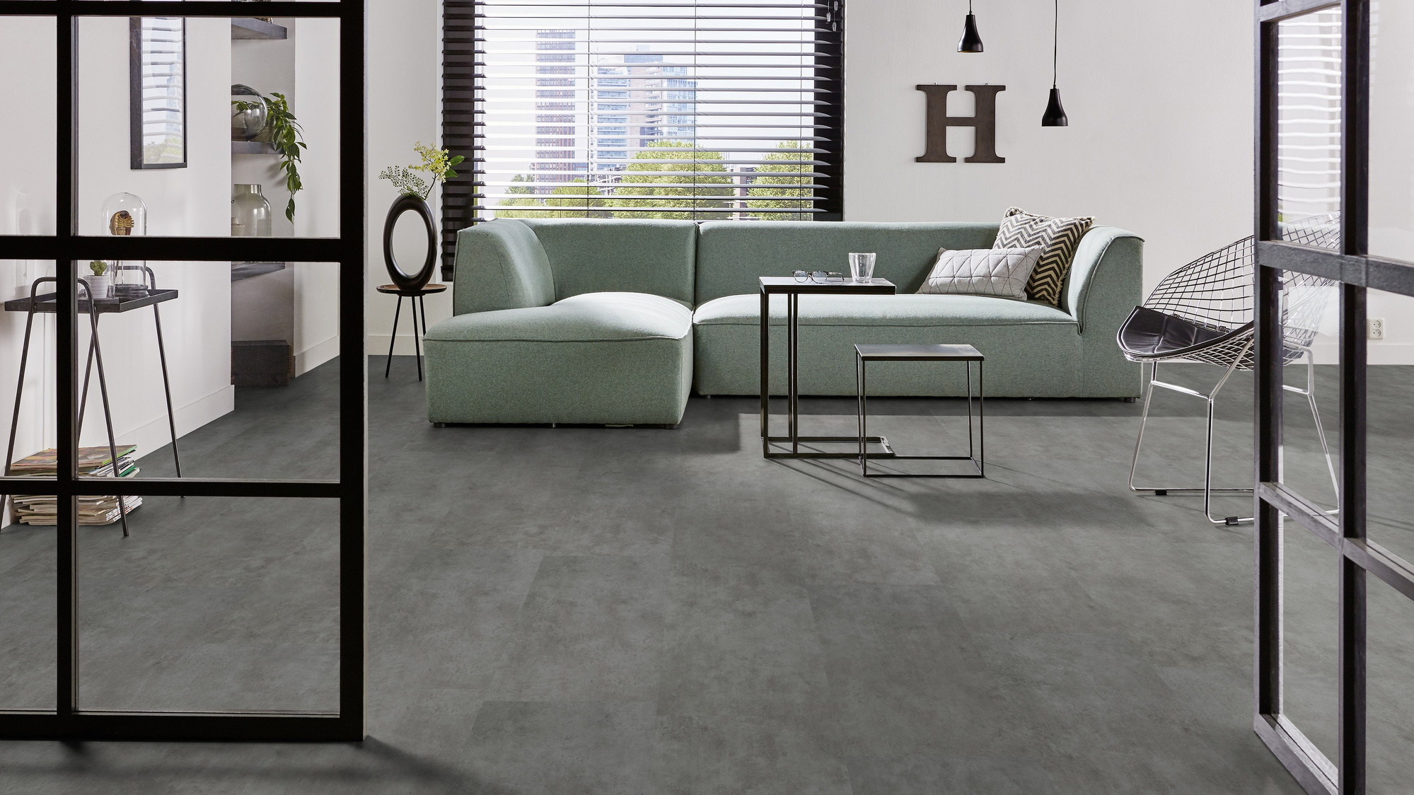 Milieubild Modernes Wohnzimmer mit mintgrünem Sofa - Forbo Flooring 217638