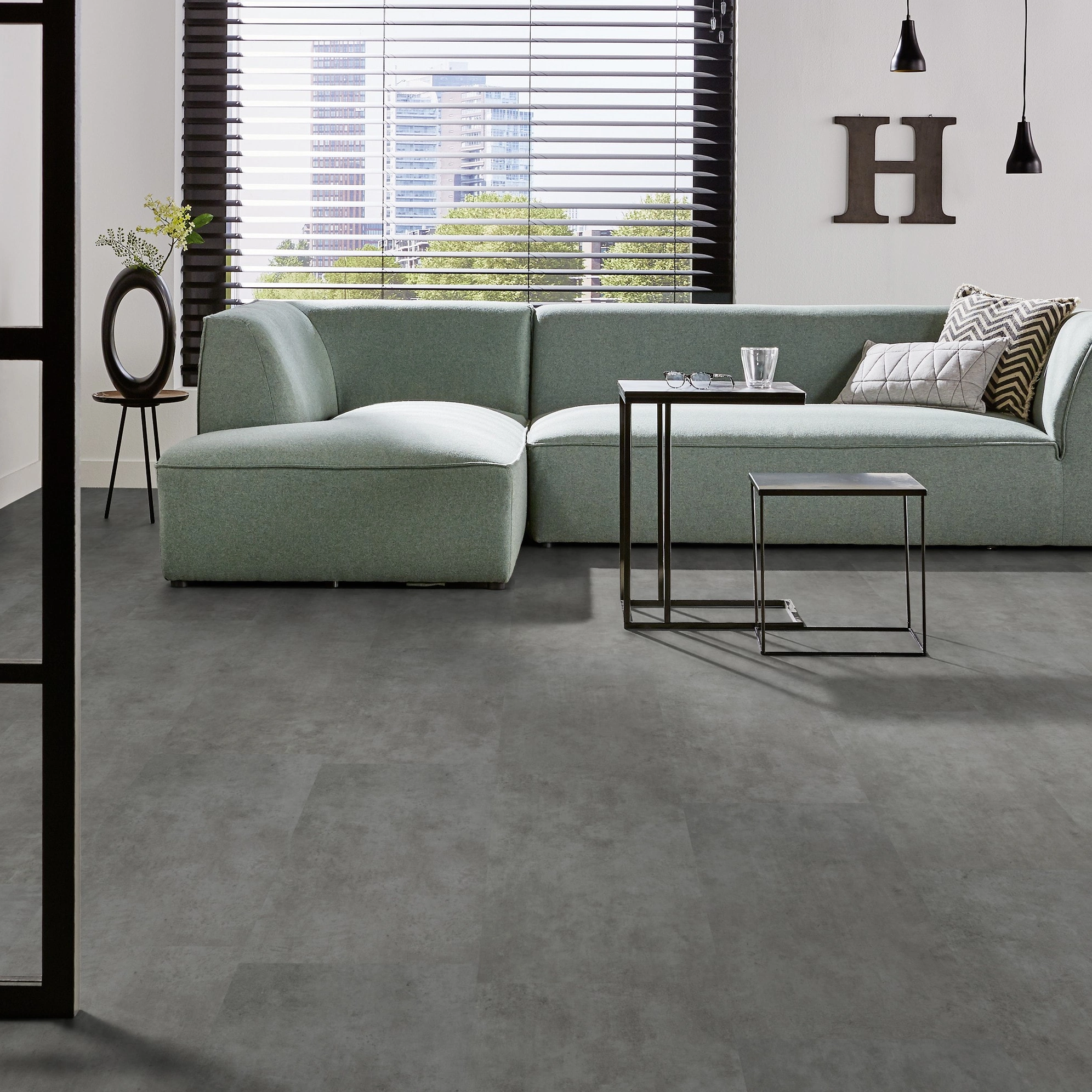 Milieubild Modernes Wohnzimmer mit mintgrünem Sofa - Forbo Flooring Klebe-Vinyl Enduro Dryback Material Mid Concrete Milieubild Modernes Wohnzimmer mit mintgrünem Sofa - Forbo Flooring 217638