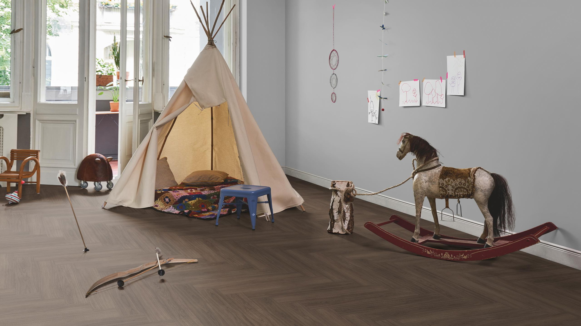 Milieubild Kinderzimmer in Stadtwohnung - Parador HDF Klick-Designboden Modular ONE Fischgrät Eiche Artemis kaffeebraun Milieubild Kinderzimmer in Stadtwohnung - Parador 1748738