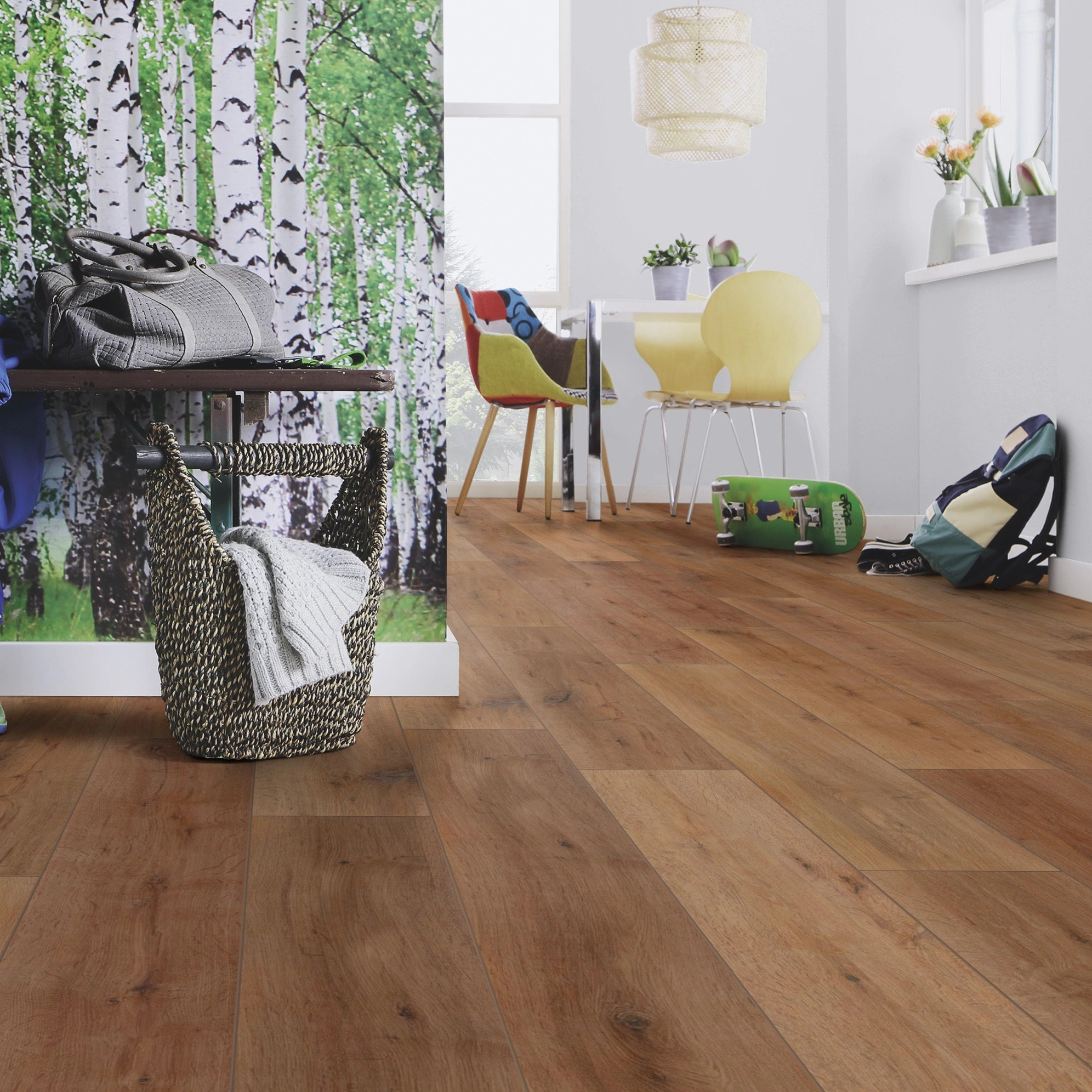 Milieubild Esszimmer mit Flur und Sitzbank - wineo Klebe-Bioboden PURLINE wineo 1000 wood XL Rustic Oak Nougat Milieubild Esszimmer mit Flur und Sitzbank - wineo PL315R