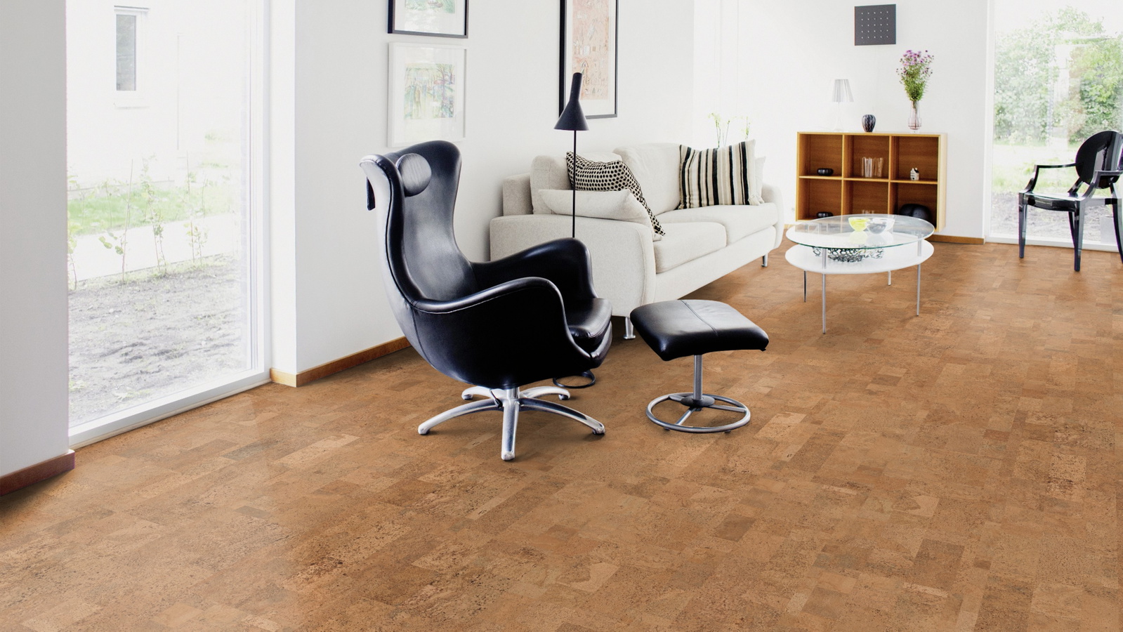 Milieubild Wohnzimmer mit Sessel und bodentiefem Fenster - Wicanders Wise 80002236