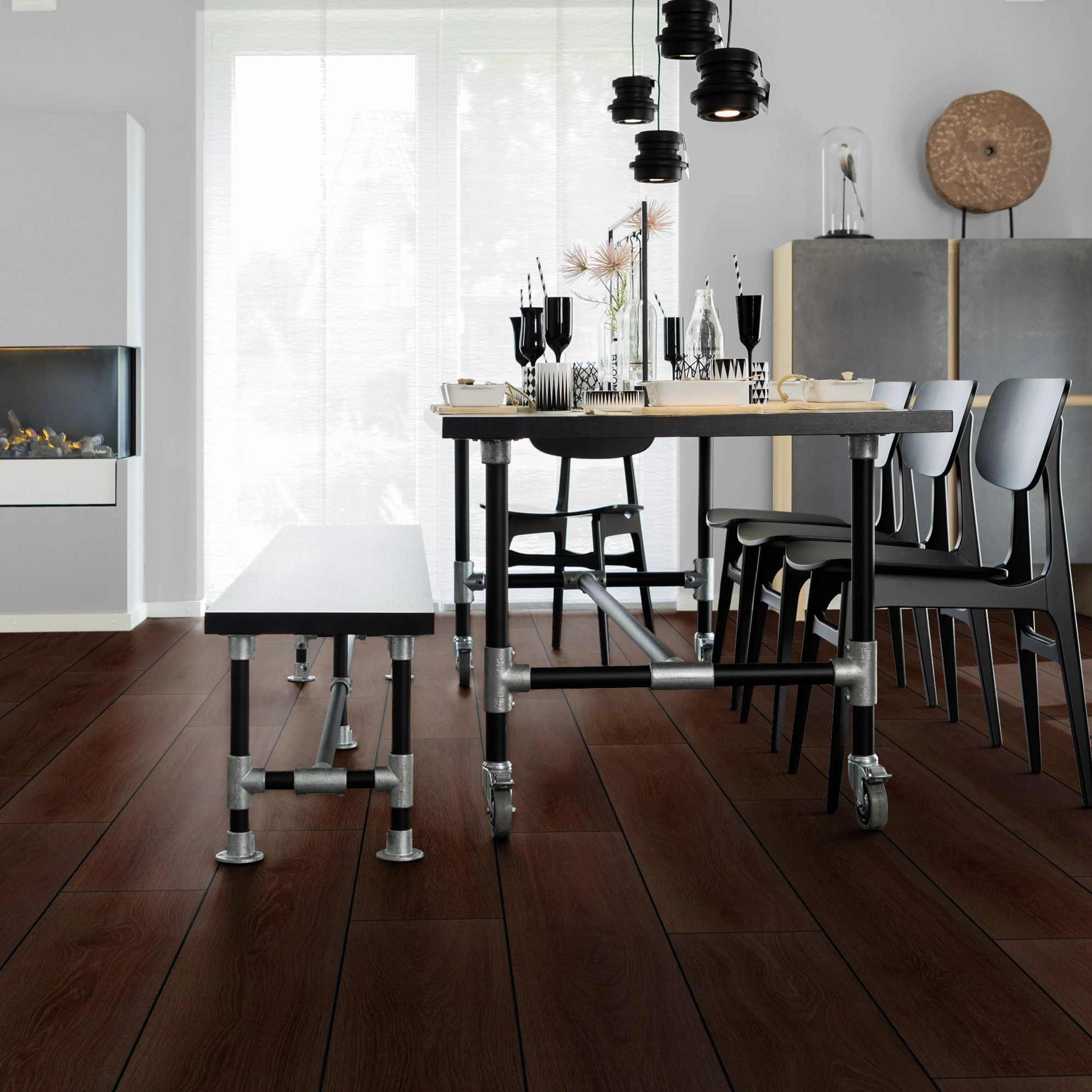 Milieubild Esszimmer mit Kamin - wineo HDF Klick-Bioboden PURLINE wineo 1000 wood XL Calm Oak Mocca Milieubild Esszimmer mit Kamin - wineo MLP307R