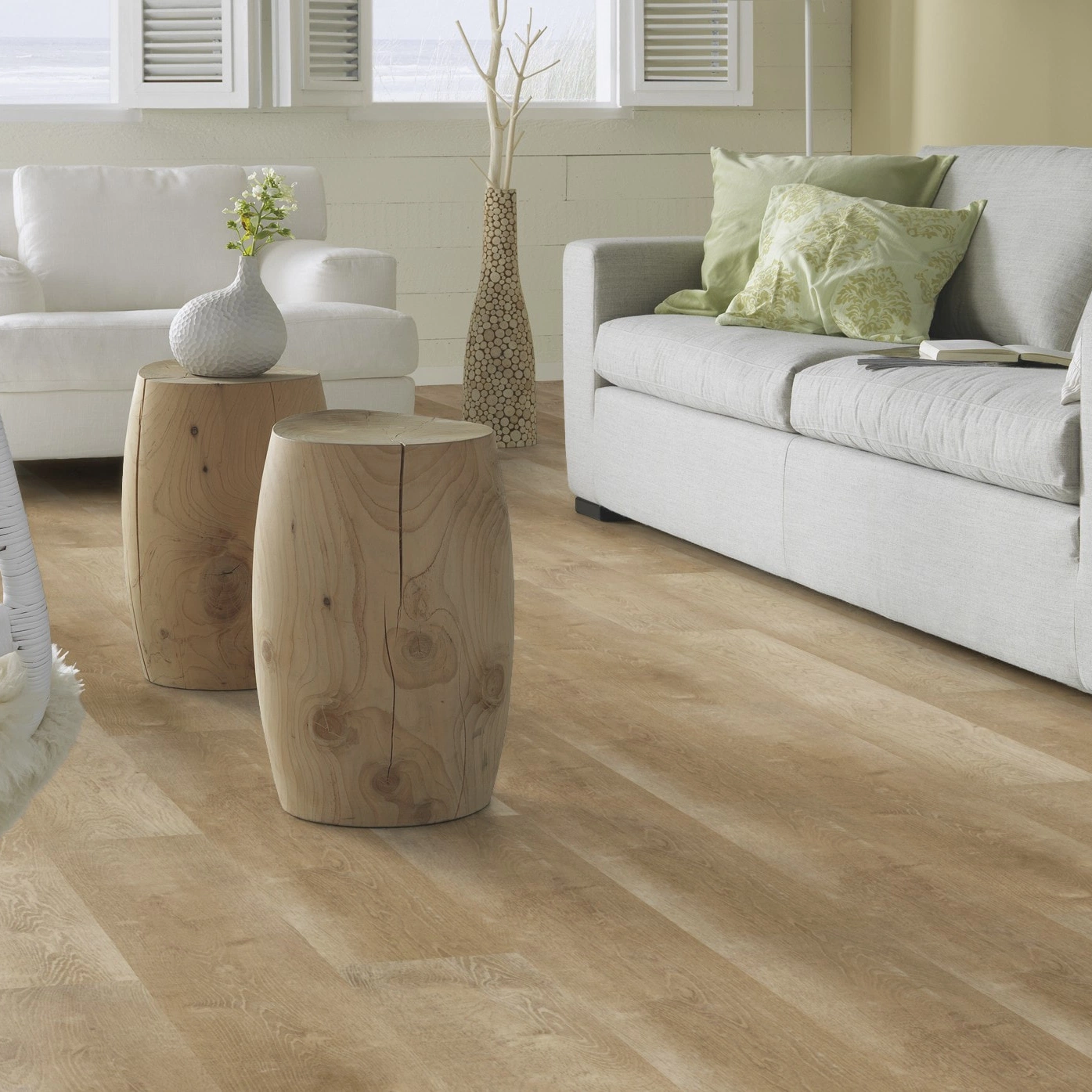 Milieubild Modernes, freundliches Wohnzimmer mit Sofa - Forbo Flooring Klebe-Vinyl Enduro Dryback Wood Natural Warm Oak Milieubild Modernes, freundliches Wohnzimmer mit Sofa - Forbo Flooring 217631