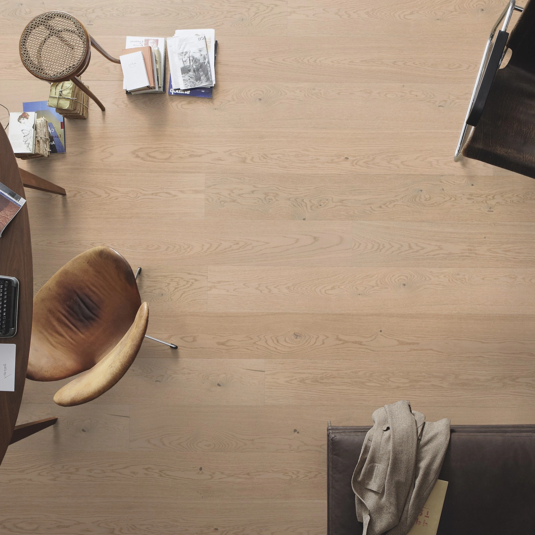 Milieubild Büro mit ovalem Tisch - Draufsicht - MEISTER Furnierboden HD 100 Natureflex Eiche lebhaft cremeweiß Milieubild Büro mit ovalem Tisch - Draufsicht - MEISTER 500139-2200210-20014