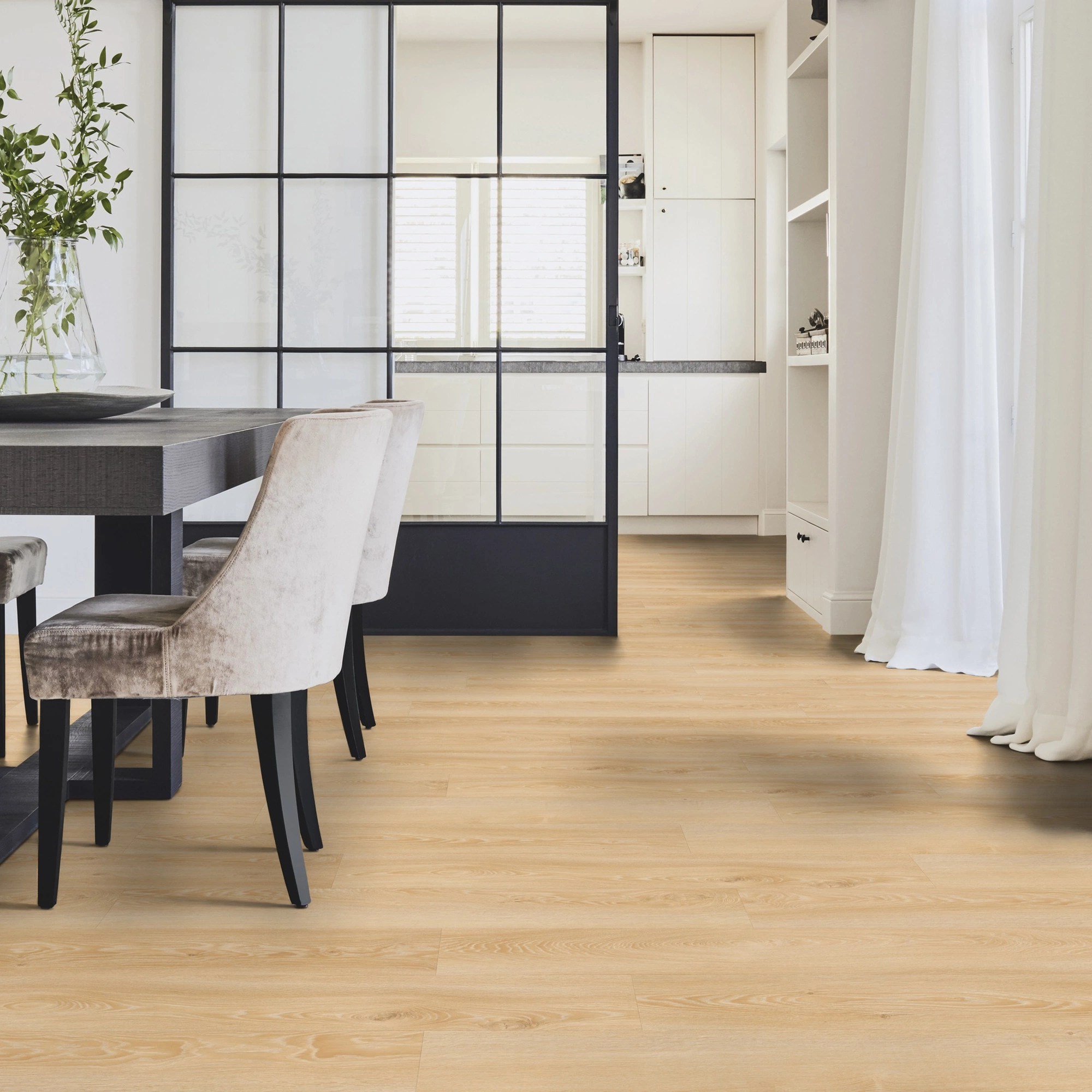 Milieubild Modernes Esszimmer mit Glas-Schiebetür - Tarkett Rigid Klick-Vinyl Essence Rigid 55 Cool Oak Classical Milieubild Modernes Esszimmer mit Glas-Schiebetür - Tarkett 260030001