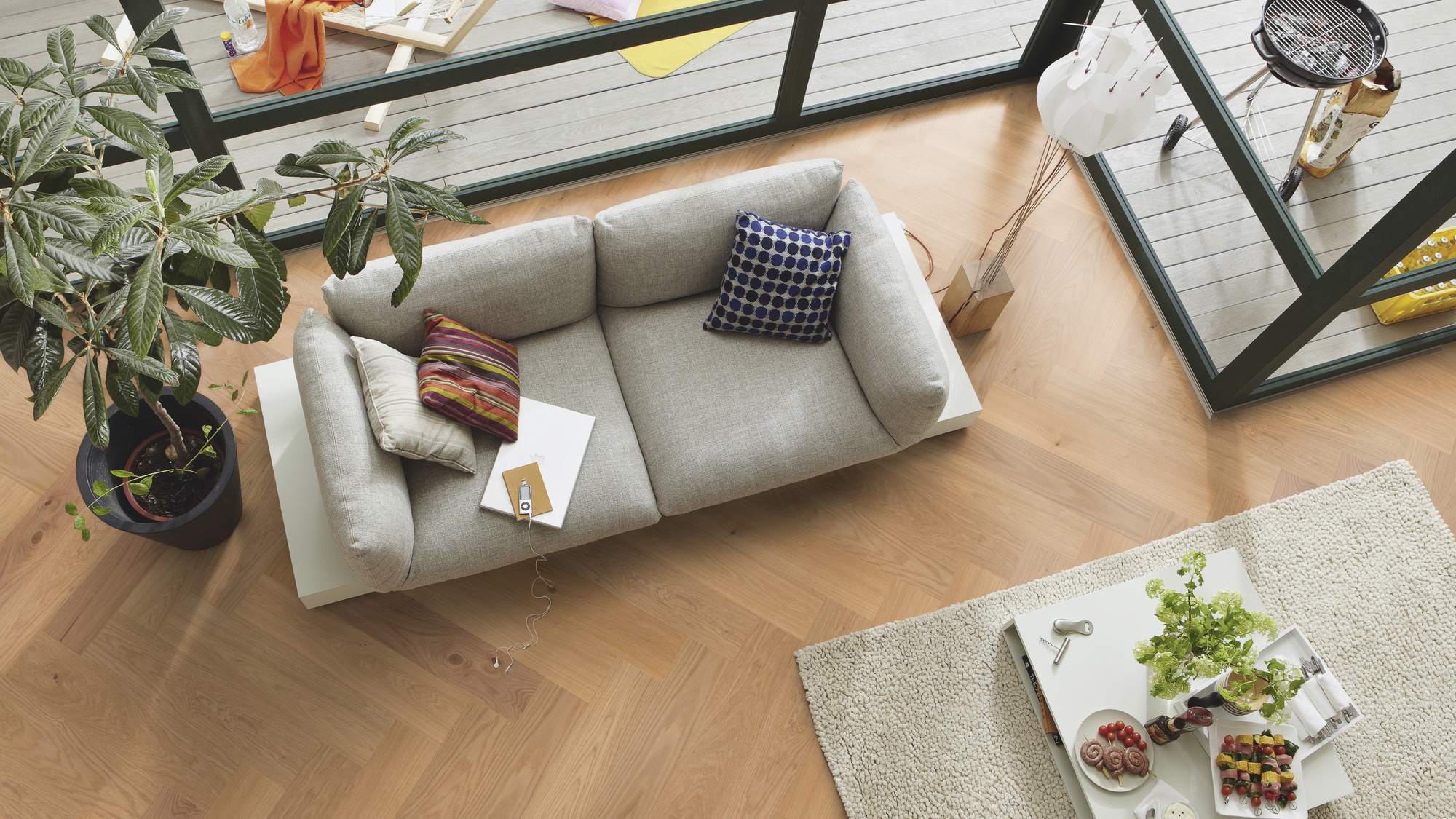 Milieubild Wohnzimmer im Wintergarten - Blick von oben - MEISTER Holzboden HS 500 Lindura Eiche classic Milieubild Wohnzimmer im Wintergarten - Blick von oben - MEISTER 500010-0700140-08925
