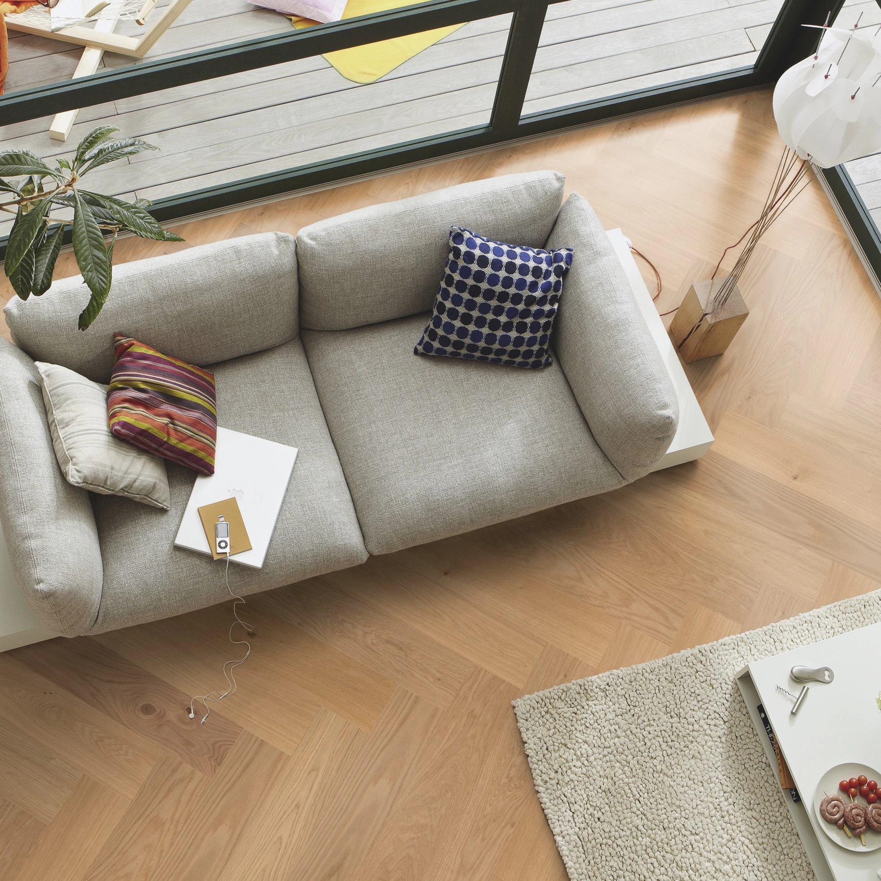 Milieubild Wohnzimmer im Wintergarten - Blick von oben - MEISTER Holzboden HS 500 Lindura Eiche classic Milieubild Wohnzimmer im Wintergarten - Blick von oben - MEISTER 500010-0700140-08925