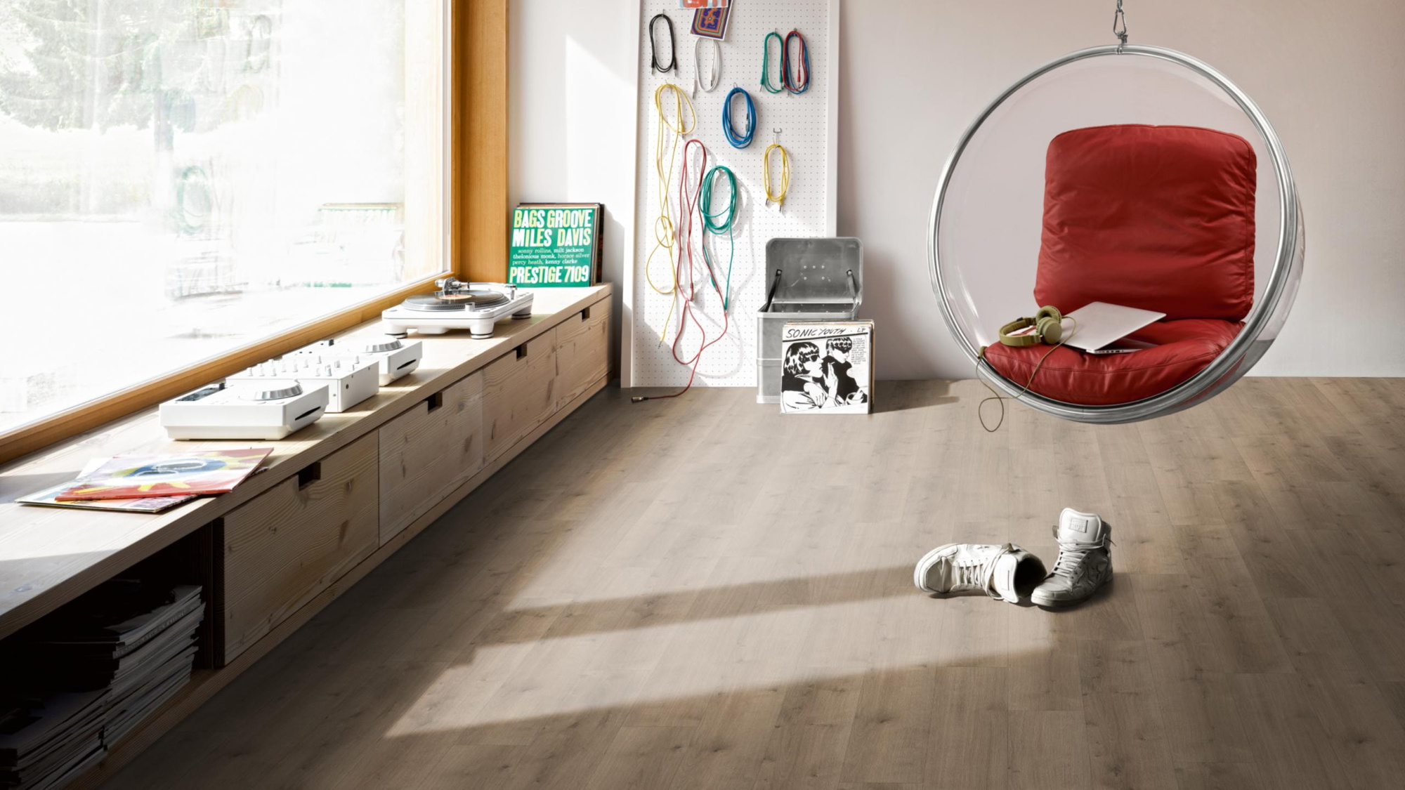 Milieubild Musikzimmer mit Plattenspieler - Parador HDF Klick-Designboden Modular ONE Eiche Pure perlgrau Milieubild Musikzimmer mit Plattenspieler - Parador 1730768