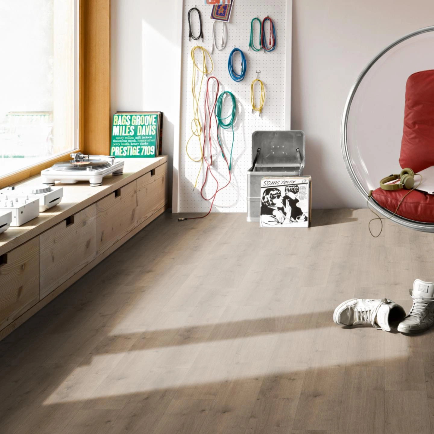 Milieubild Musikzimmer mit Plattenspieler - Parador HDF Klick-Designboden Modular ONE Eiche Pure perlgrau Milieubild Musikzimmer mit Plattenspieler - Parador 1730768