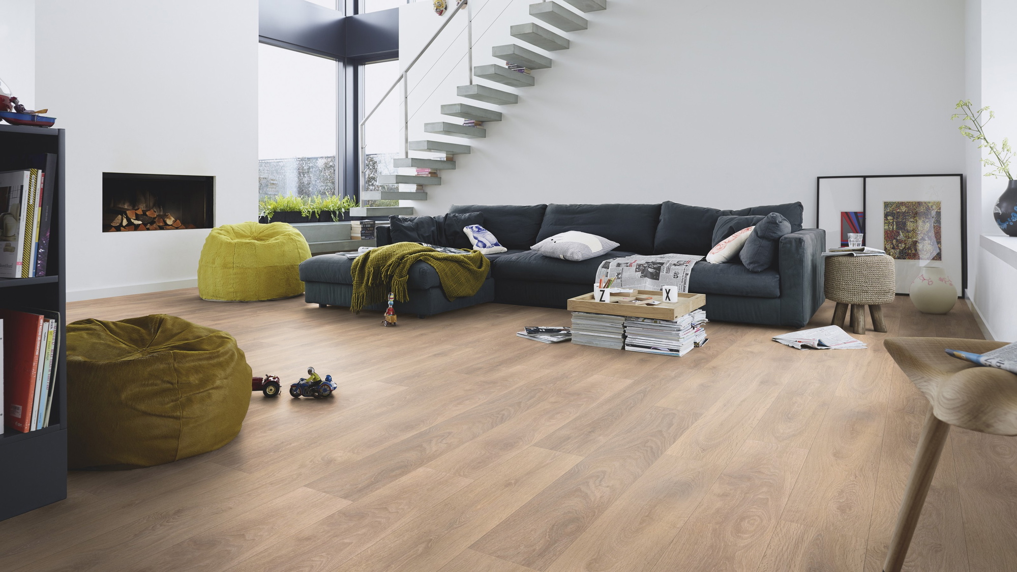 Milieubild Modernes Wohnzimmer mit Kamin - Meister Laminat LD 150 Eiche sand Milieubild Modernes Wohnzimmer mit Kamin - Meister 600017-1288198-07004