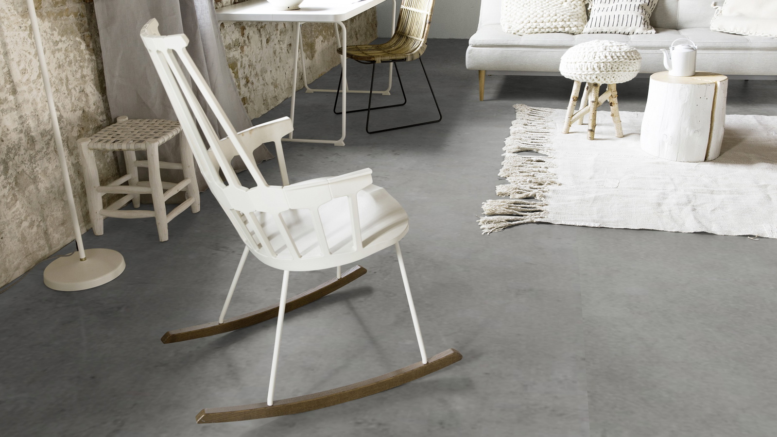 Milieubild Wohnzimmer mit Schaukelstuhl im skandinavischen Stil - Forbo Flooring 217638