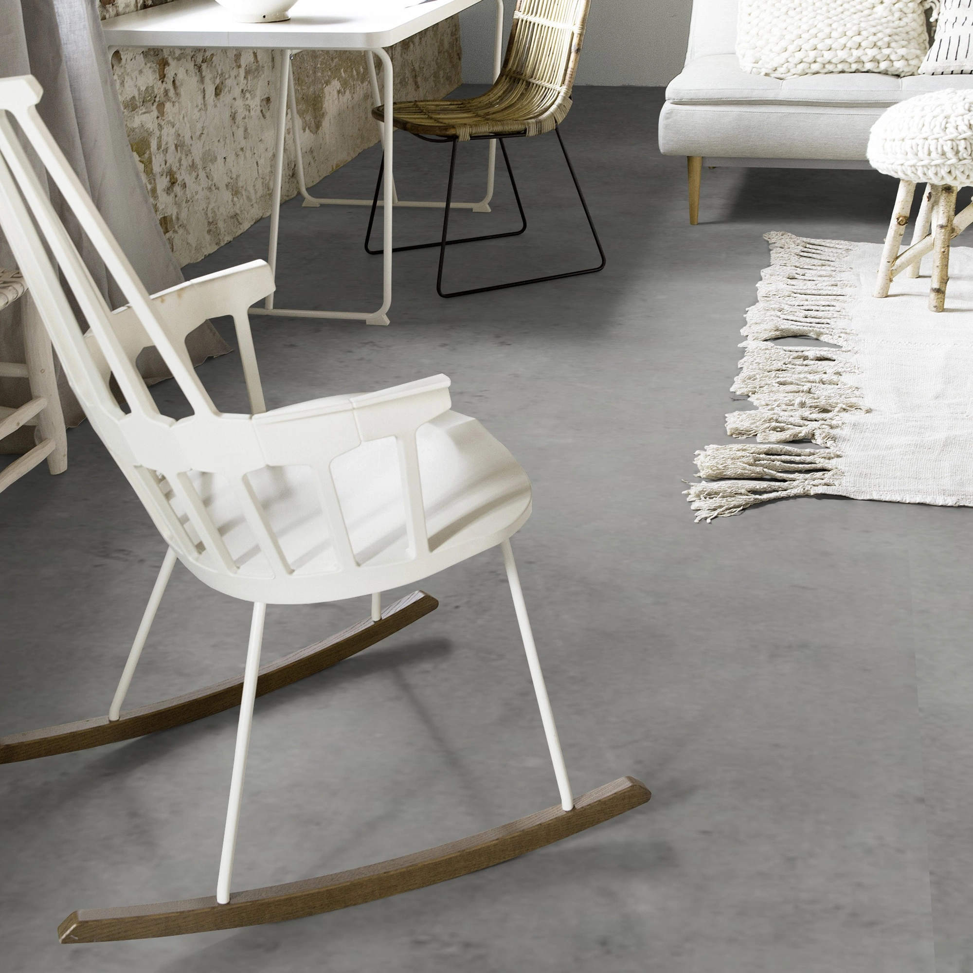 Milieubild Wohnzimmer mit Schaukelstuhl im skandinavischen Stil - Forbo Flooring Klebe-Vinyl Enduro Dryback Material Mid Concrete Milieubild Wohnzimmer mit Schaukelstuhl im skandinavischen Stil - Forbo Flooring 217638