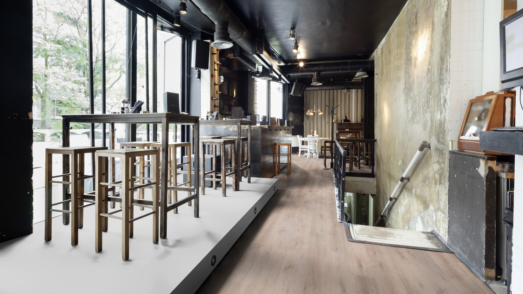 Milieubild Restaurant - Bar mit Tischen und Hockern - wineo Klebe-Bioboden PURLINE wineo 1000 wood XL Rustic Oak Taupe Milieubild Restaurant - Bar mit Tischen und Hockern - wineo PL313R