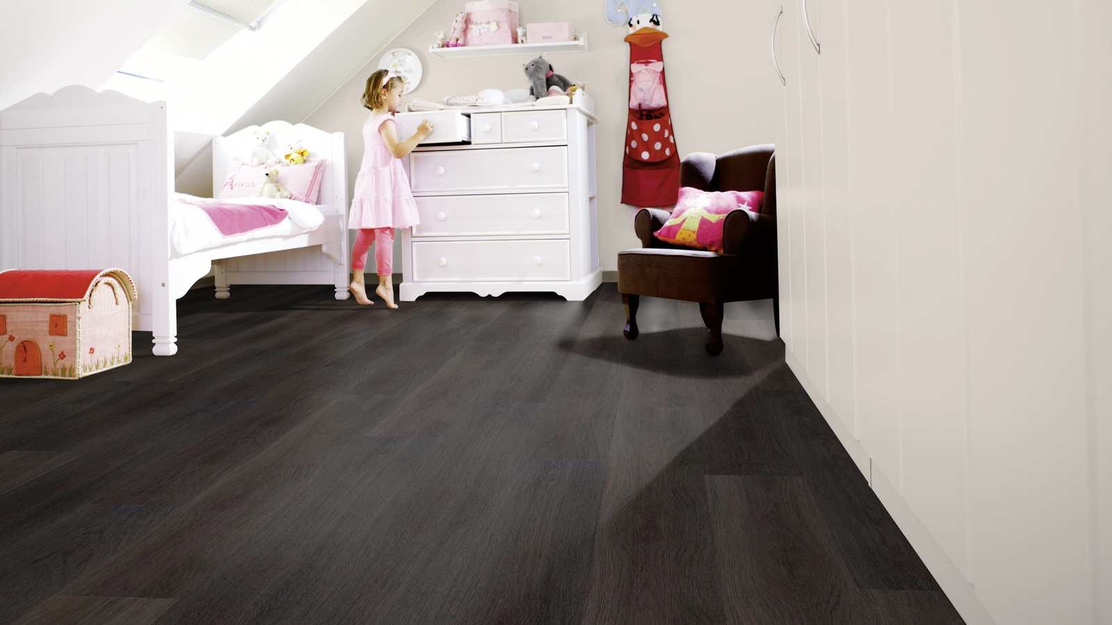 Milieubild Kinderzimmer mit weißer Kommode - wineo PLC304R