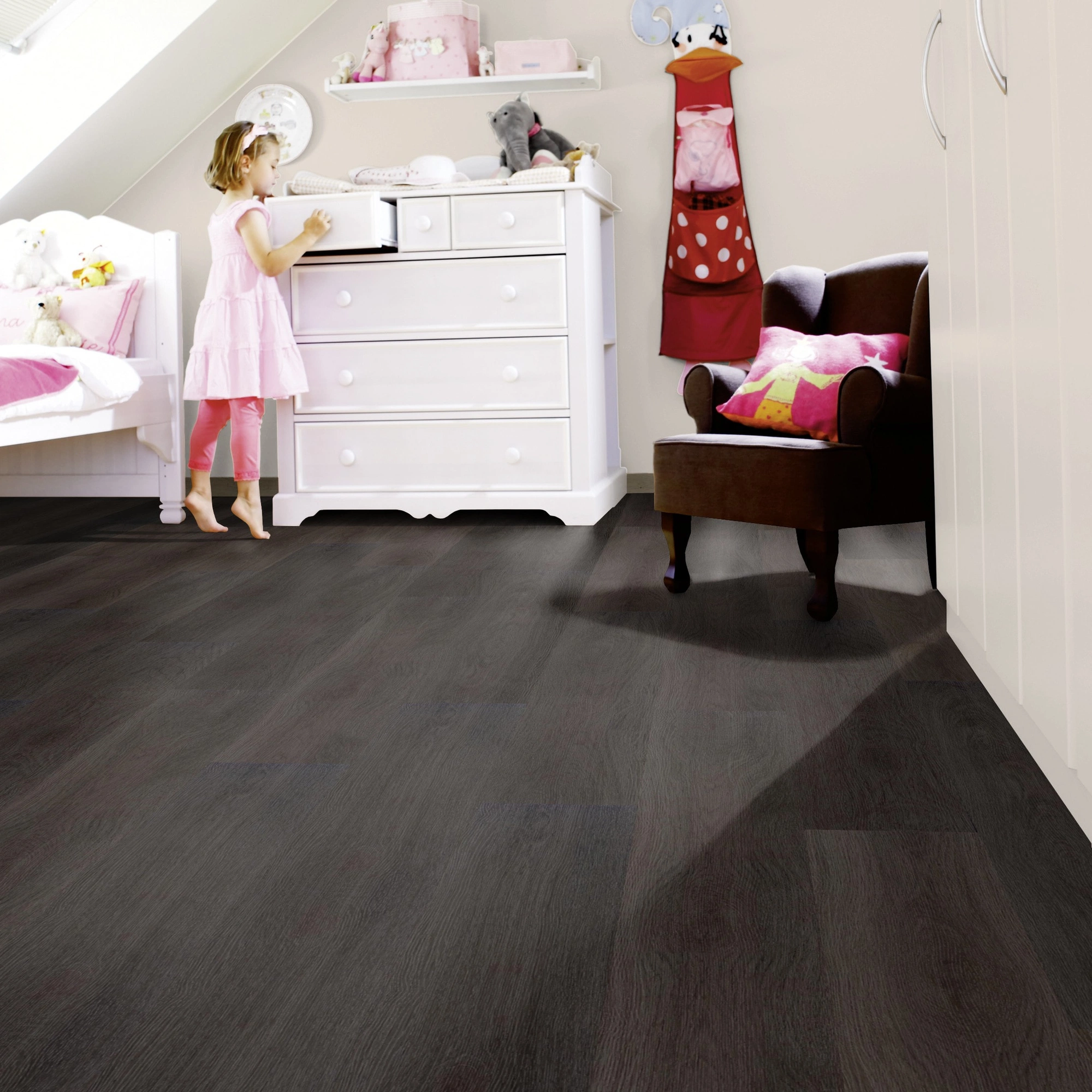 Milieubild Kinderzimmer mit weißer Kommode - wineo Klick-Bioboden PURLINE wineo 1000 wood L Soft Oak Pepper Milieubild Kinderzimmer mit weißer Kommode - wineo PLC304R