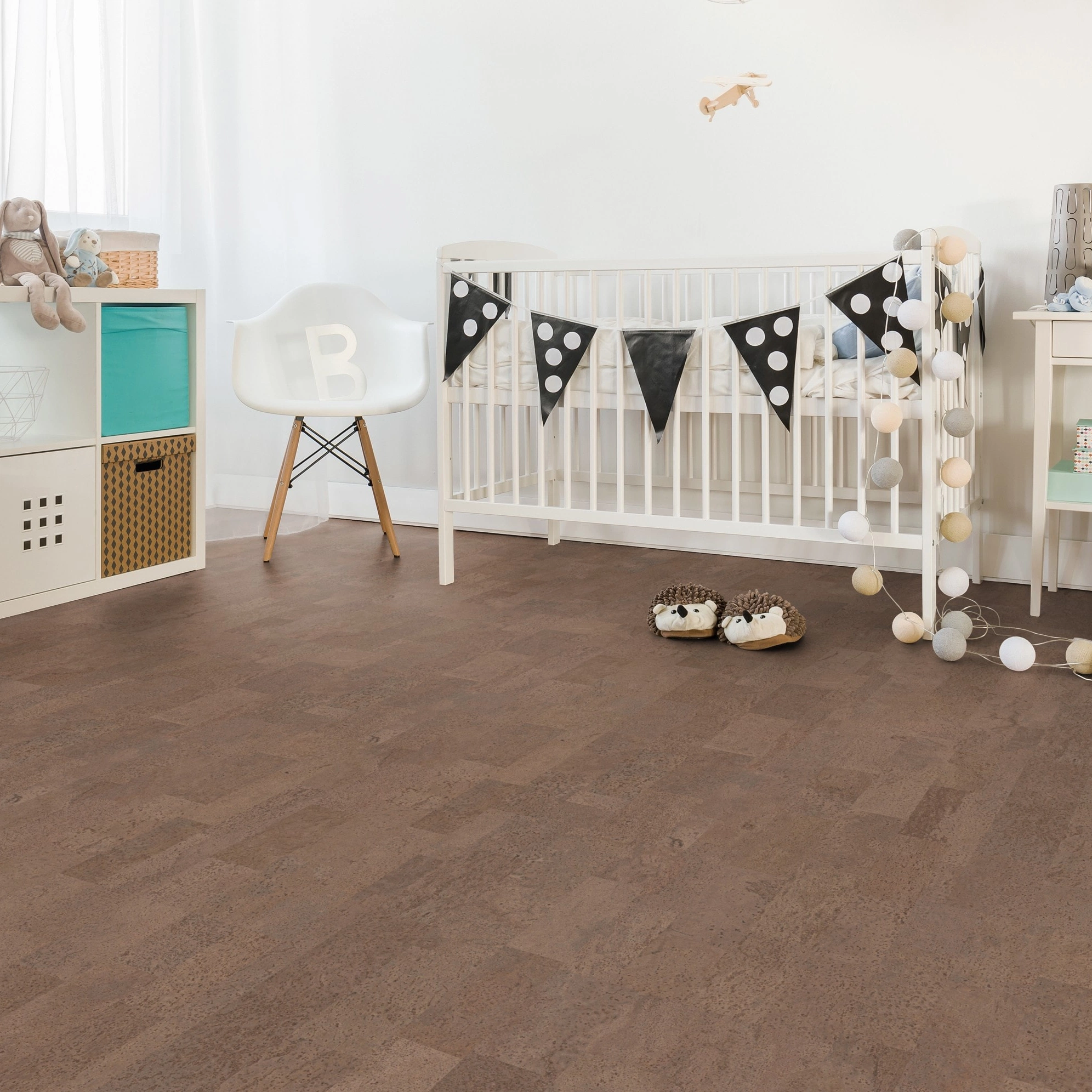 Milieubild Kinderzimmer mit weißer Krippe - Wicanders Wise HDF Klick-Korkboden cork Essence Identity Tea Milieubild Kinderzimmer mit weißer Krippe - Wicanders Wise 80001657