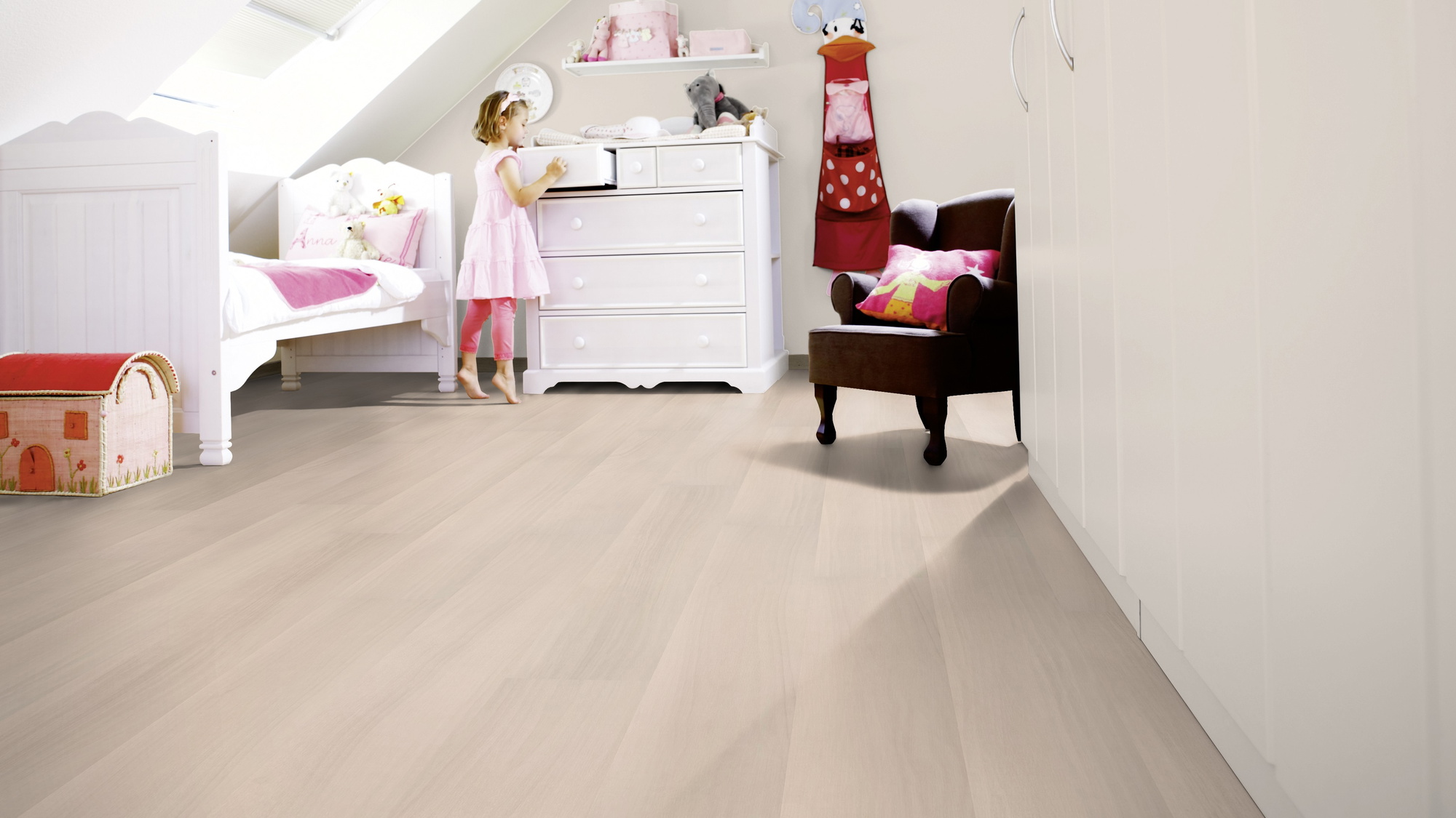 Milieubild Kinderzimmer mit weißer Kommode - wineo Klebe-Bioboden PURLINE wineo 1000 wood L Light Maple Cream Milieubild Kinderzimmer mit weißer Kommode - wineo PL296R