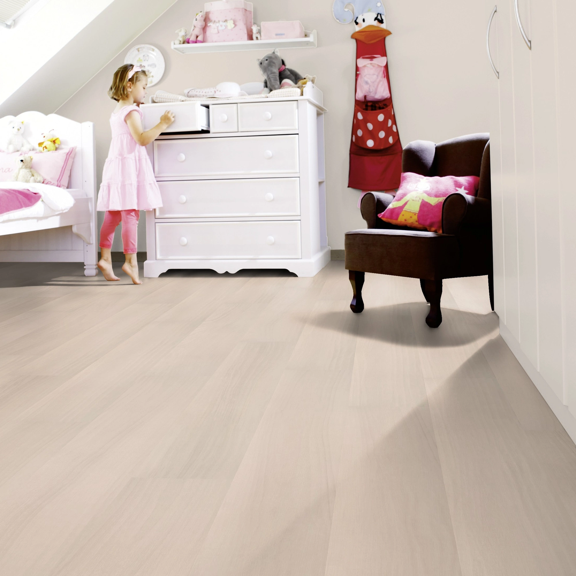 Milieubild Kinderzimmer mit weißer Kommode - wineo Klebe-Bioboden PURLINE wineo 1000 wood L Light Maple Cream Milieubild Kinderzimmer mit weißer Kommode - wineo PL296R