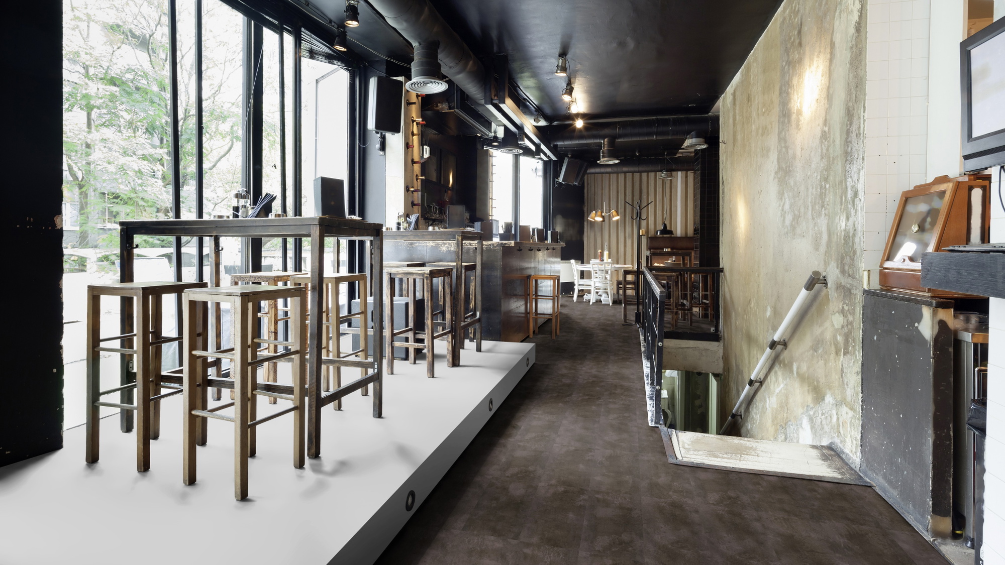 Milieubild Restaurant - Bar mit Tischen und Hockern - wineo PLC320R