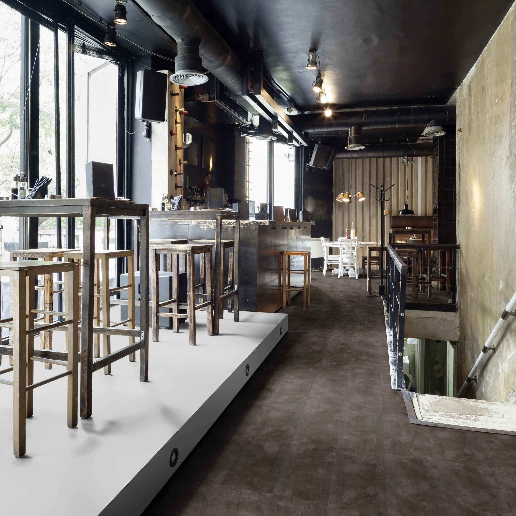 Milieubild Restaurant - Bar mit Tischen und Hockern - wineo Klick-Bioboden PURLINE wineo 1000 stone L Urban Concrete Dark Milieubild Restaurant - Bar mit Tischen und Hockern - wineo PLC320R