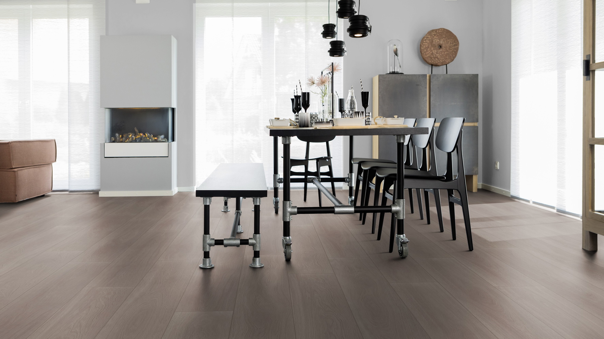 Milieubild Esszimmer mit Kamin - wineo Klebe-Bioboden PURLINE wineo 1000 wood XL Calm Oak Ash Milieubild Esszimmer mit Kamin - wineo PL308R
