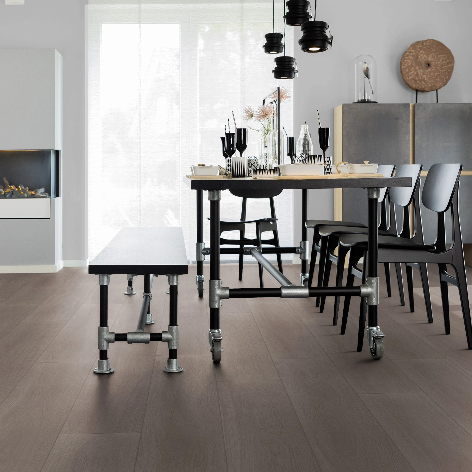Milieubild Esszimmer mit Kamin - wineo Klebe-Bioboden PURLINE wineo 1000 wood XL Calm Oak Ash Milieubild Esszimmer mit Kamin - wineo PL308R