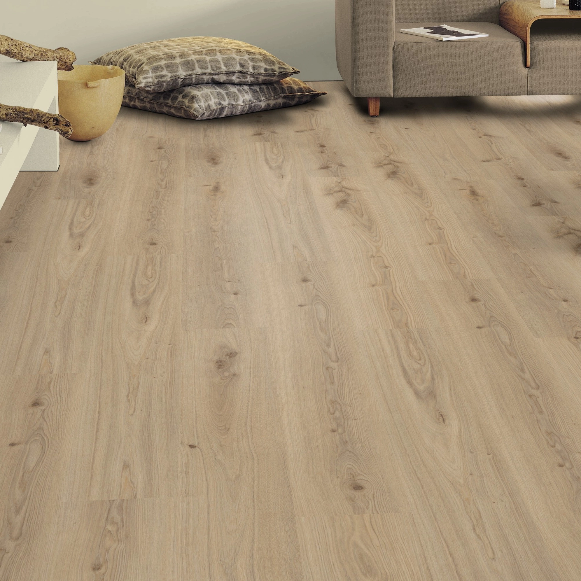 Milieubild Wohnzimmer mit Sideboard - Tarkett Klebe-Vinyl Essence 30 Primary Oak Natural Milieubild Wohnzimmer mit Sideboard - Tarkett 260055004