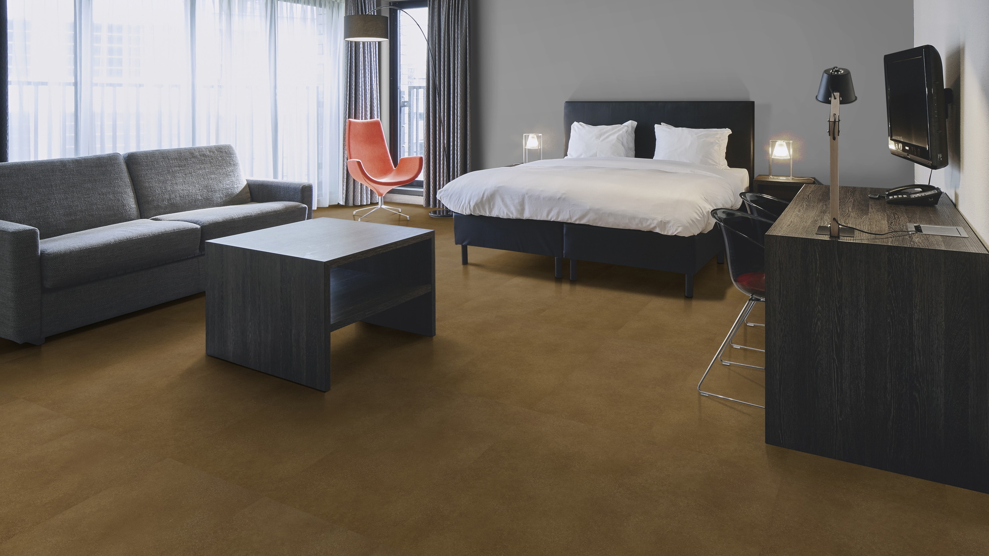 Milieubild Hotelzimmer mit Kingsize-Bett - Forbo Flooring Klebe-Vinyl Allura Dryback 0.55 Material Rust Speckled Ceramic Milieubild Hotelzimmer mit Kingsize-Bett - Forbo Flooring 243665