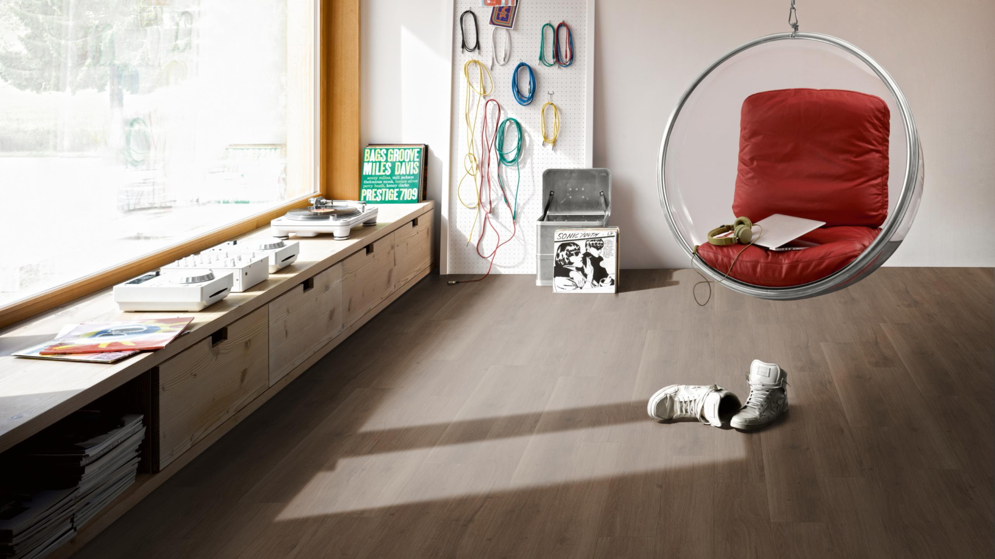 Milieubild Musikzimmer mit Plattenspieler - Parador HDF Klick-Designboden Modular ONE Eiche Spirit geräuchert Milieubild Musikzimmer mit Plattenspieler - Parador 1730773