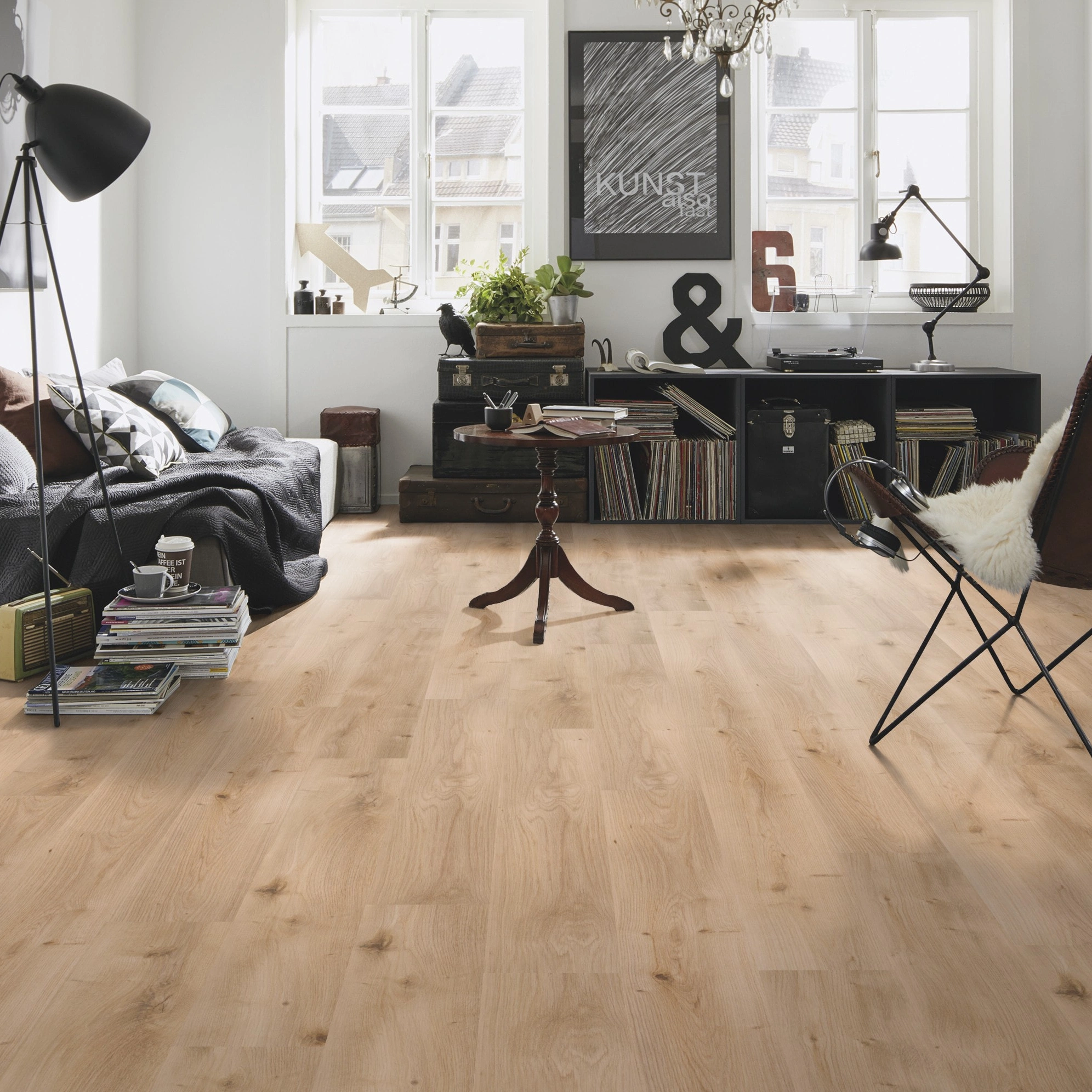 Milieubild Kompaktes Wohnzimmer mit Bücherregal - wineo Klebe-Bioboden PURLINE wineo 1000 wood L Intensive Oak Honey Milieubild Kompaktes Wohnzimmer mit Bücherregal - wineo PL299R