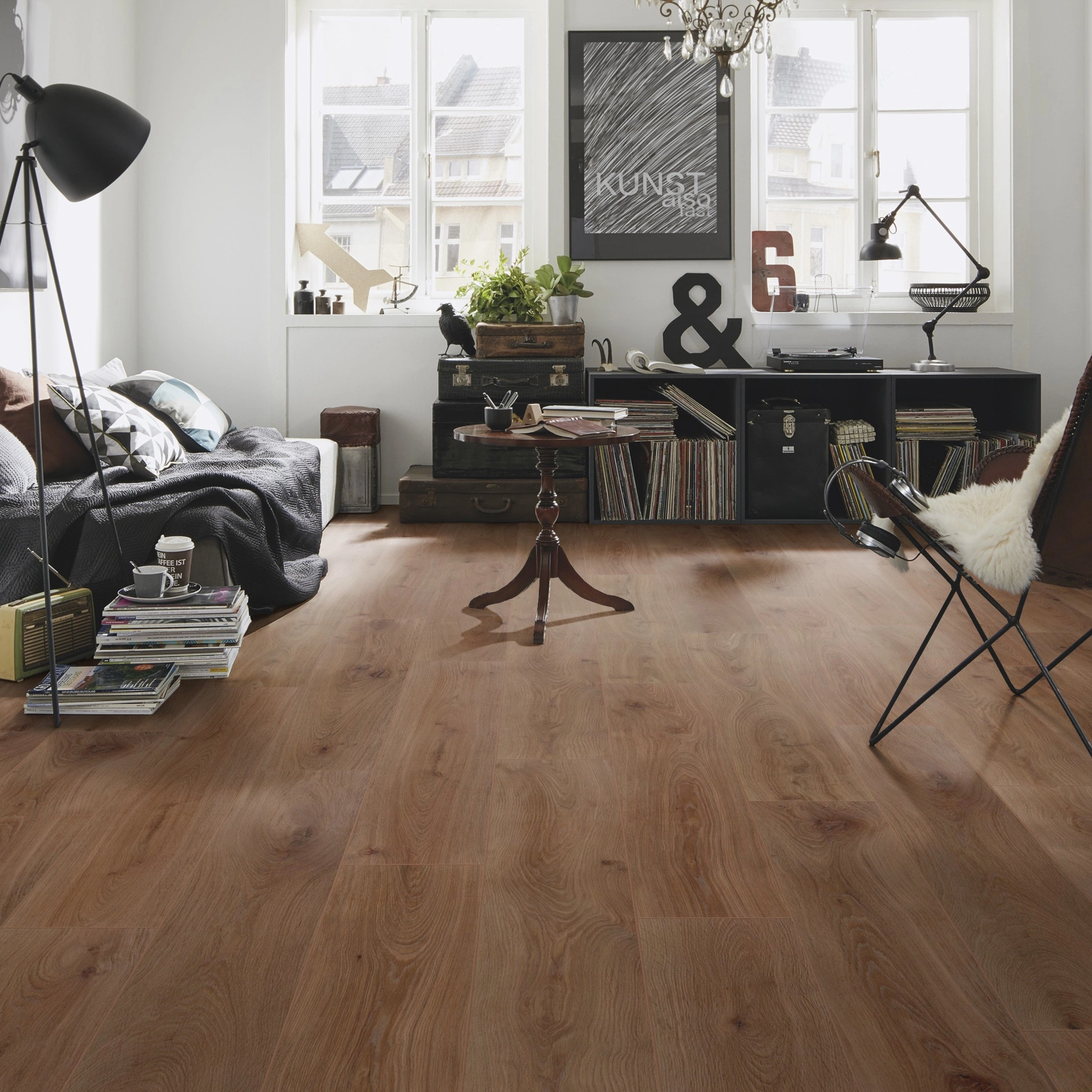 Milieubild Kompaktes Wohnzimmer mit Bücherregal - wineo Klick-Bioboden PURLINE wineo 1000 wood XL Noble Oak Chocolate Milieubild Kompaktes Wohnzimmer mit Bücherregal - wineo PLC312R