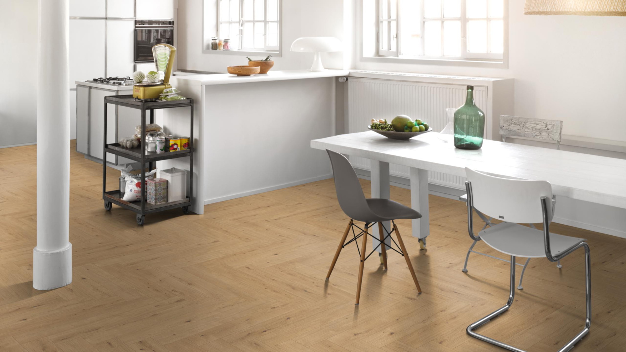 Milieubild Küche mit Essbereich - Parador HDF Klick-Designboden Modular ONE Fischgrät Eiche Atmosphere natur Milieubild Küche mit Essbereich - Parador 1748740