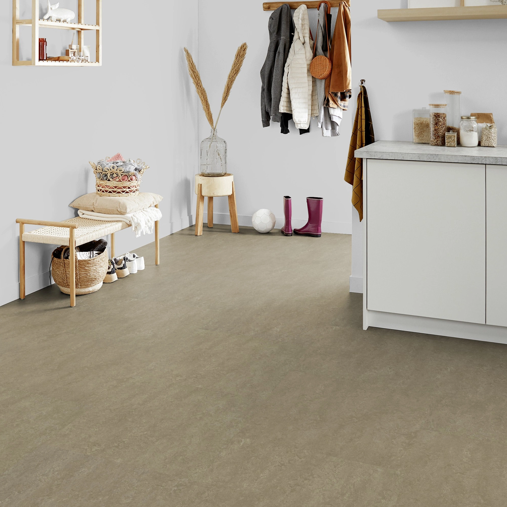 Milieubild Kompakte Küchenzeile im offenen Wohnbereich - Forbo Flooring Marmoleum Modular Neutral Sparrow Milieubild Kompakte Küchenzeile im offenen Wohnbereich - Forbo Flooring 255284