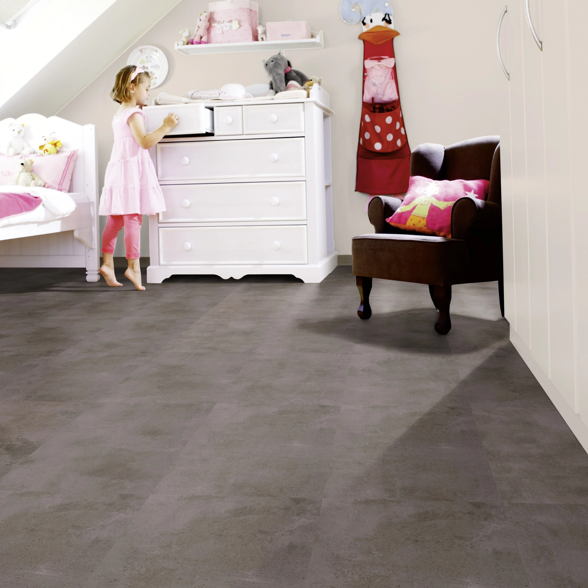 Milieubild Kinderzimmer mit weißer Kommode - wineo HDF Klick-Bioboden PURLINE wineo 1000 stone L Urban Concrete Steel Milieubild Kinderzimmer mit weißer Kommode - wineo MLP319R