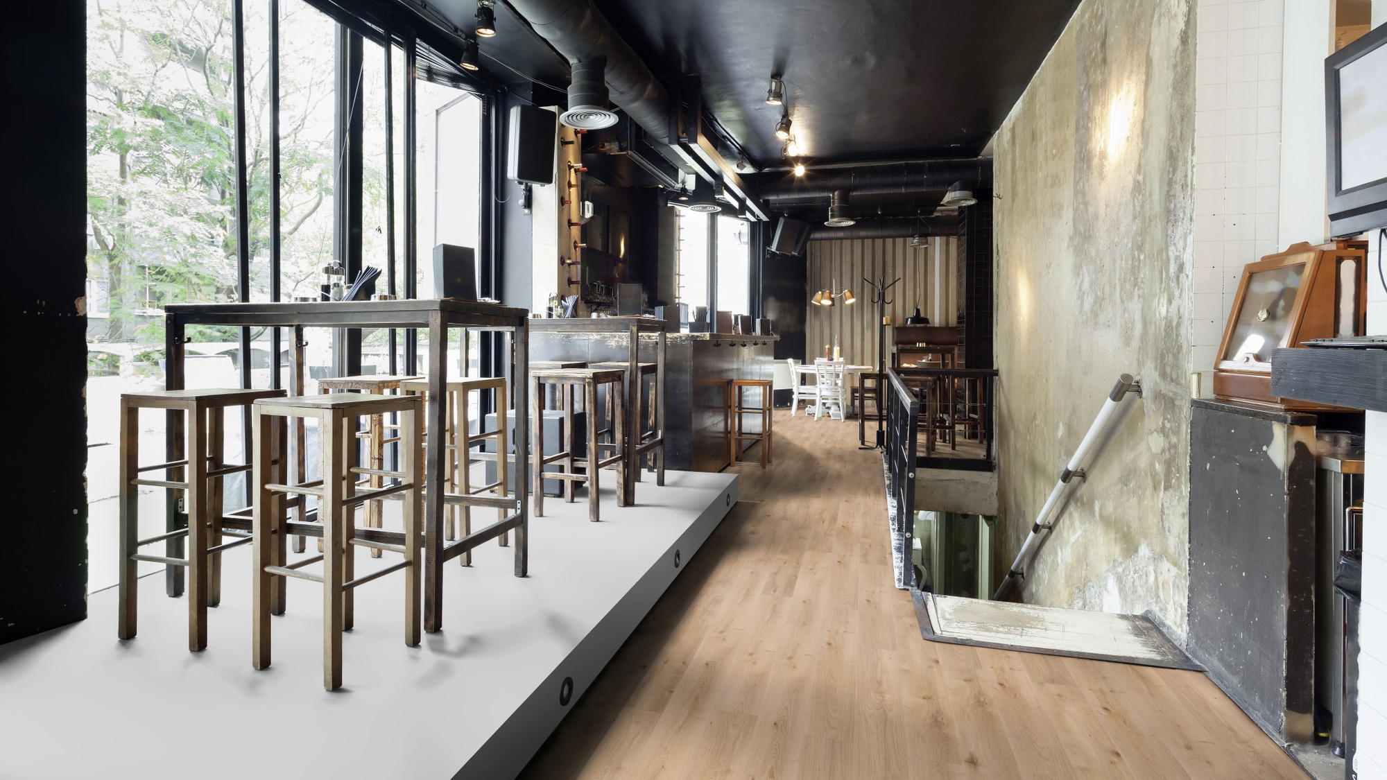 Milieubild Restaurant - Bar mit Tischen und Hockern - wineo Klebe-Bioboden PURLINE wineo 1000 wood L Intensive Oak Honey Milieubild Restaurant - Bar mit Tischen und Hockern - wineo PL299R