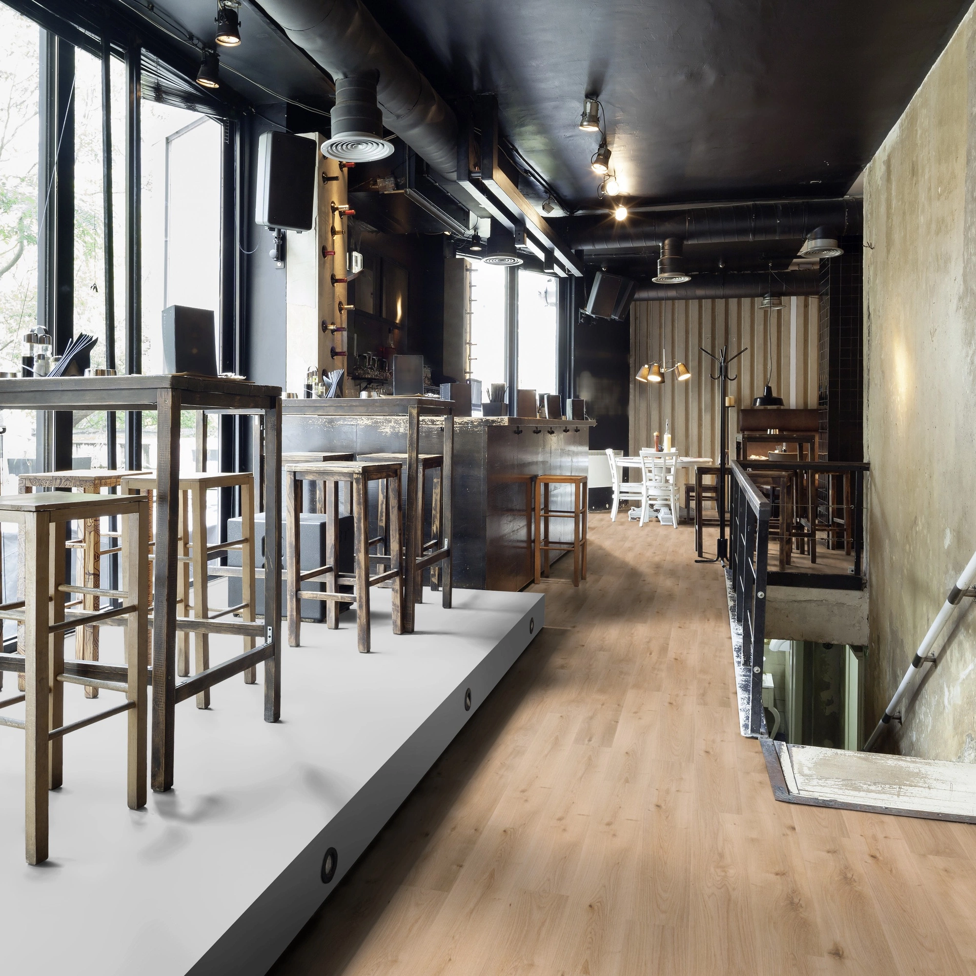 Milieubild Restaurant - Bar mit Tischen und Hockern - wineo Klebe-Bioboden PURLINE wineo 1000 wood L Intensive Oak Honey Milieubild Restaurant - Bar mit Tischen und Hockern - wineo PL299R