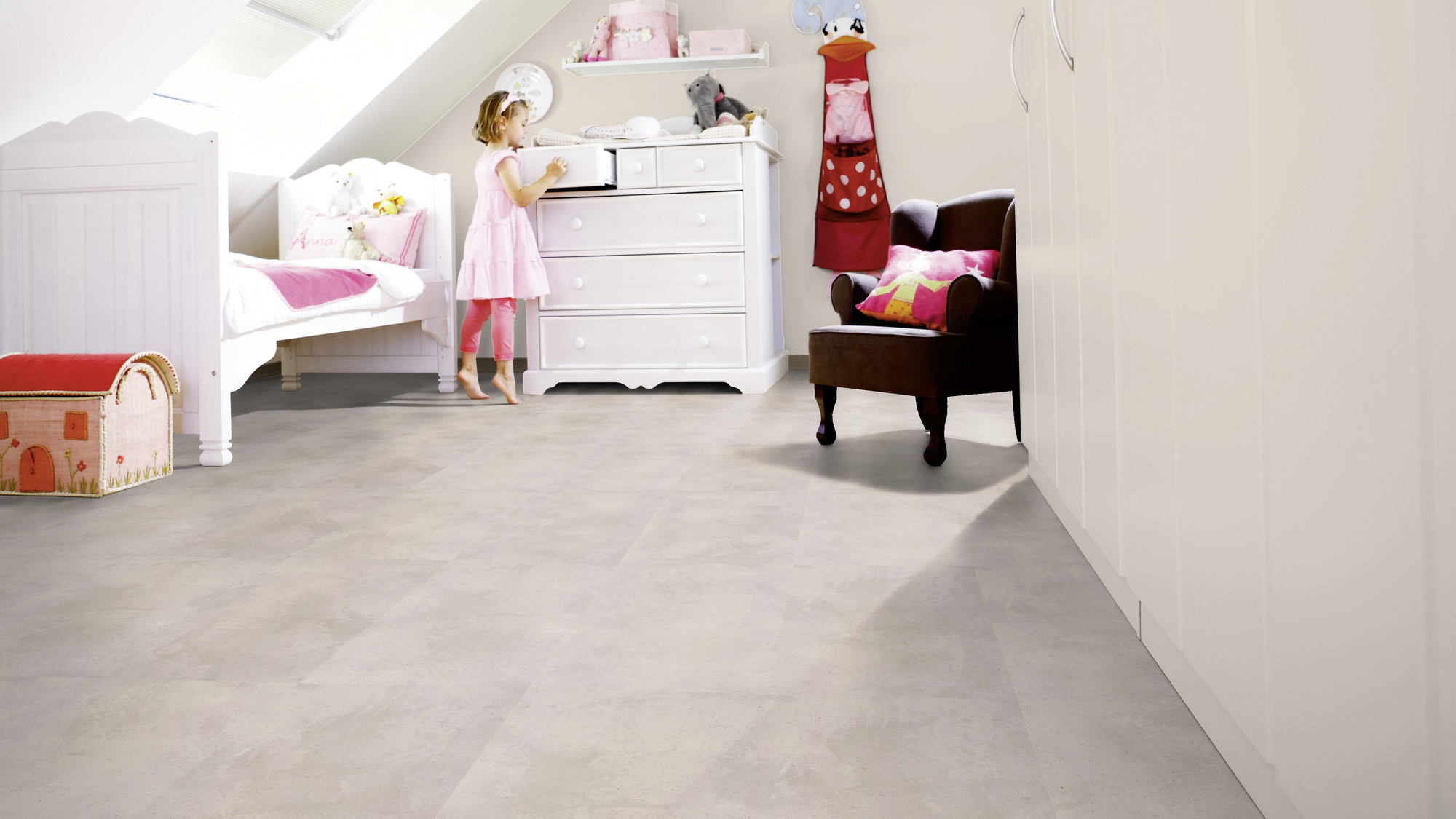 Milieubild Kinderzimmer mit weißer Kommode - wineo HDF Klick-Bioboden PURLINE wineo 1000 stone L Urban Concrete Light Milieubild Kinderzimmer mit weißer Kommode - wineo MLP317R