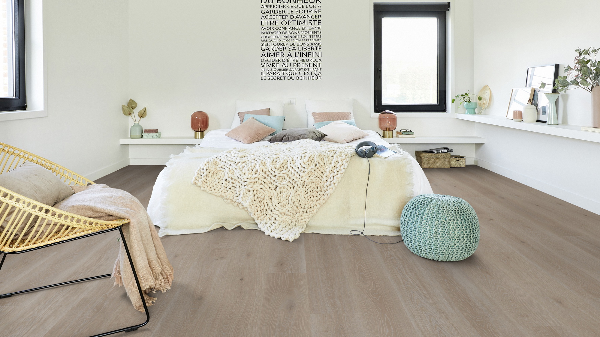 Milieubild Modernes Schlafzimmer - Bett mit Stuhl - Tarkett Klebe-Vinyl Essence 30 Tribe Oak Grey Milieubild Modernes Schlafzimmer - Bett mit Stuhl - Tarkett 260055008