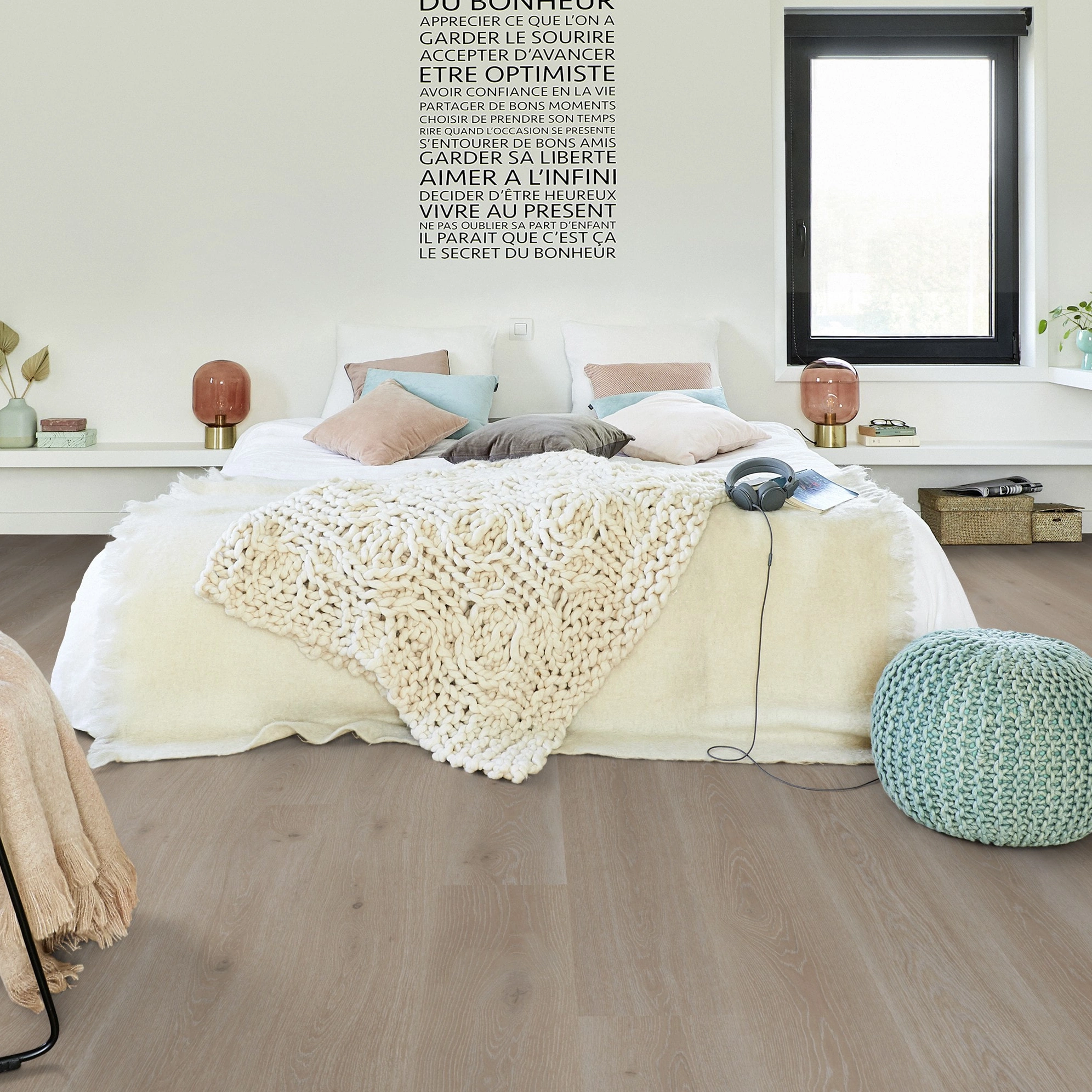 Milieubild Modernes Schlafzimmer - Bett mit Stuhl - Tarkett Klebe-Vinyl Essence 30 Tribe Oak Grey Milieubild Modernes Schlafzimmer - Bett mit Stuhl - Tarkett 260055008