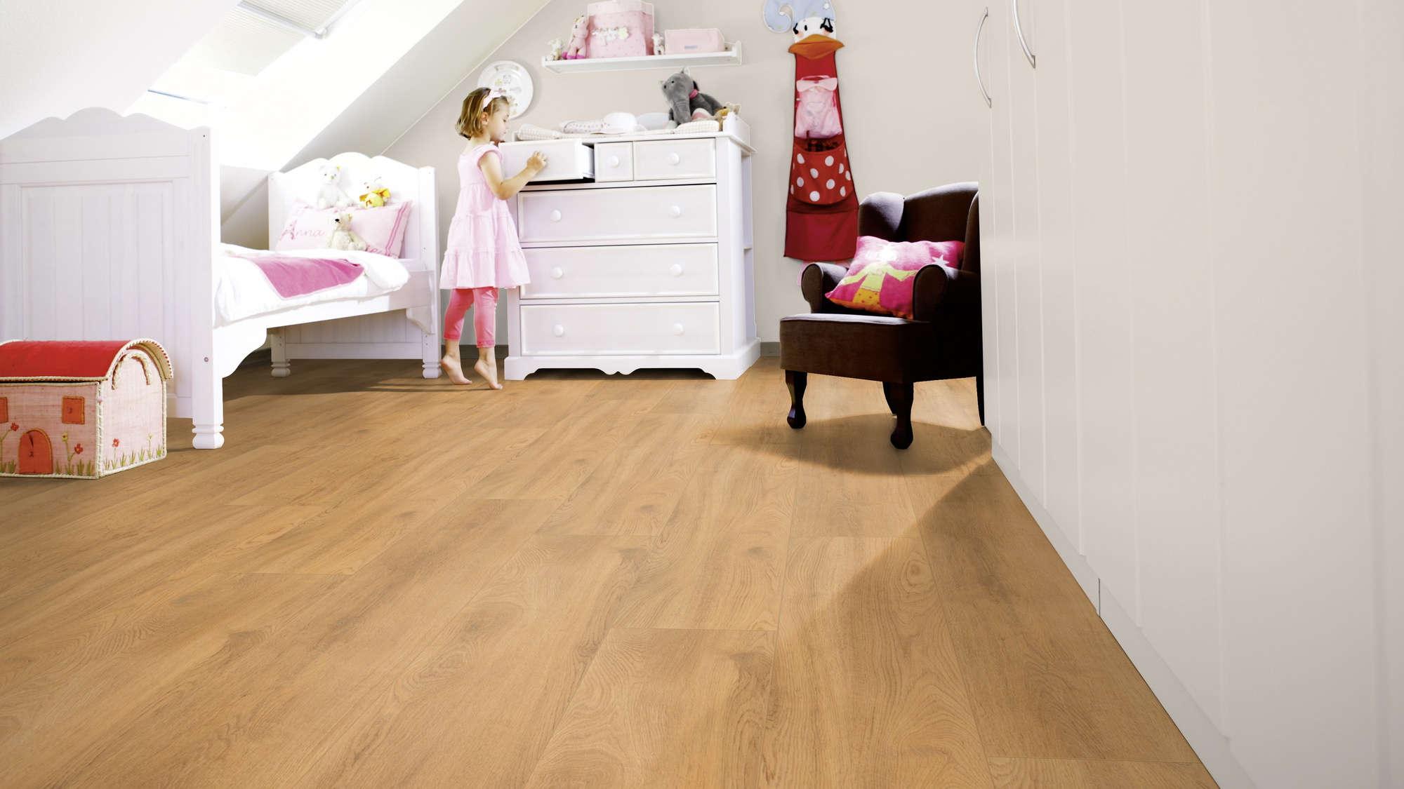 Milieubild Kinderzimmer mit weißer Kommode - wineo PL270R
