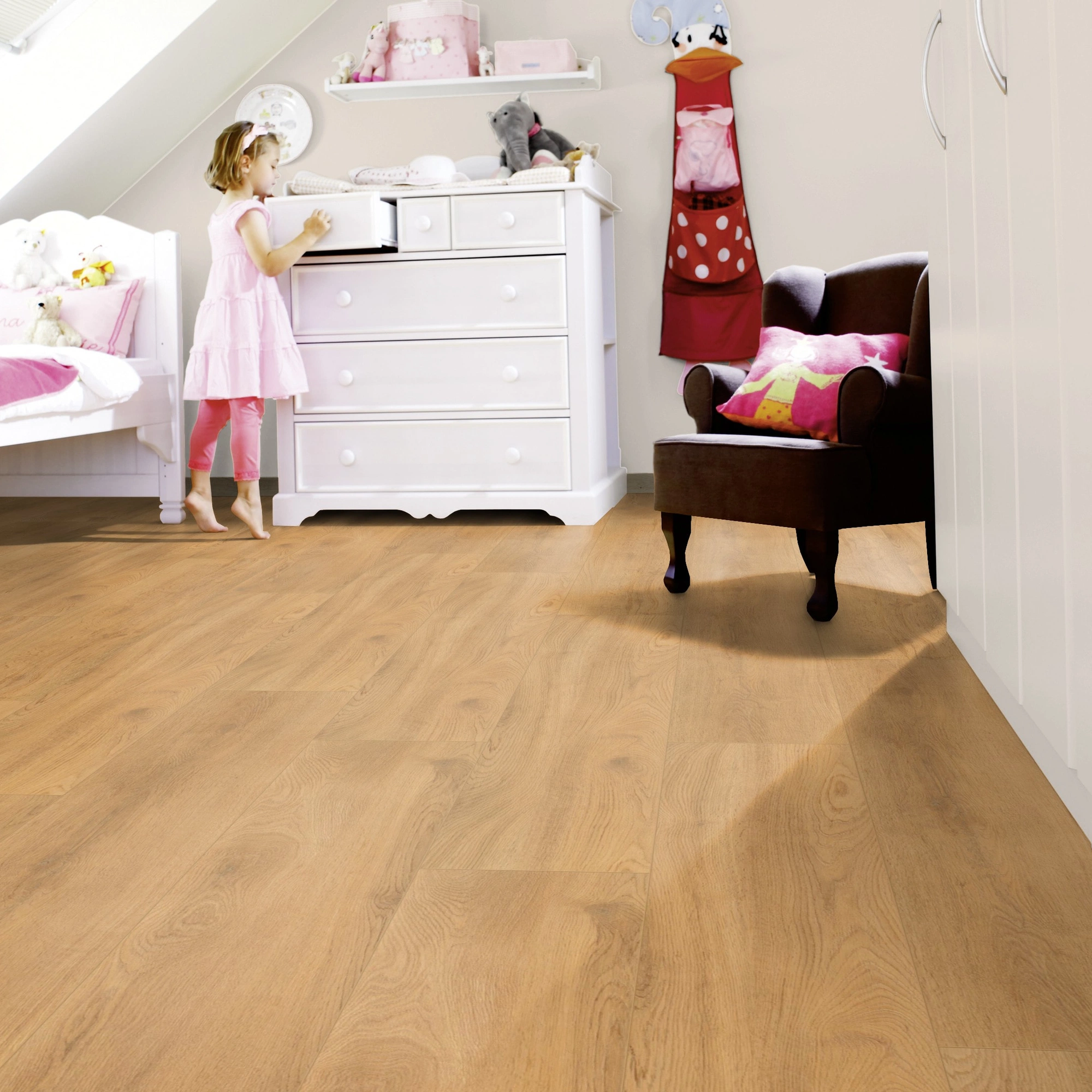 Milieubild Kinderzimmer mit weißer Kommode - wineo Klebe-Bioboden PURLINE wineo 1200 wood XL Let's go Max Milieubild Kinderzimmer mit weißer Kommode - wineo PL270R