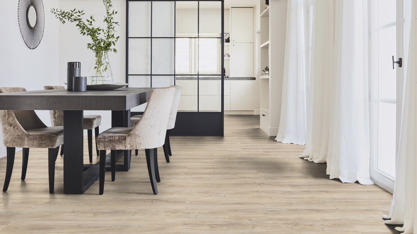 Milieubild Modernes Esszimmer mit Glas-Schiebetür - Tarkett 24524012