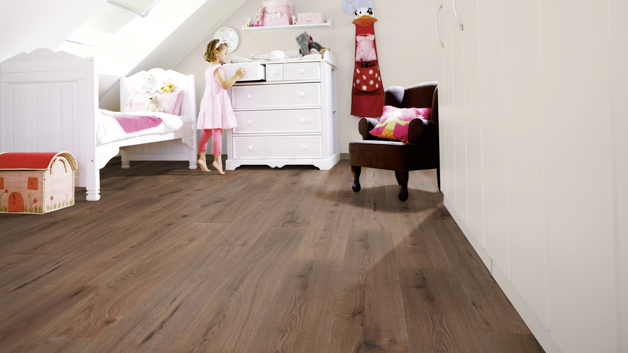 Milieubild Kinderzimmer mit weißer Kommode - wineo Klick-Bioboden PURLINE wineo 1000 wood L Strong Oak Cappuccino Milieubild Kinderzimmer mit weißer Kommode - wineo PLC303R