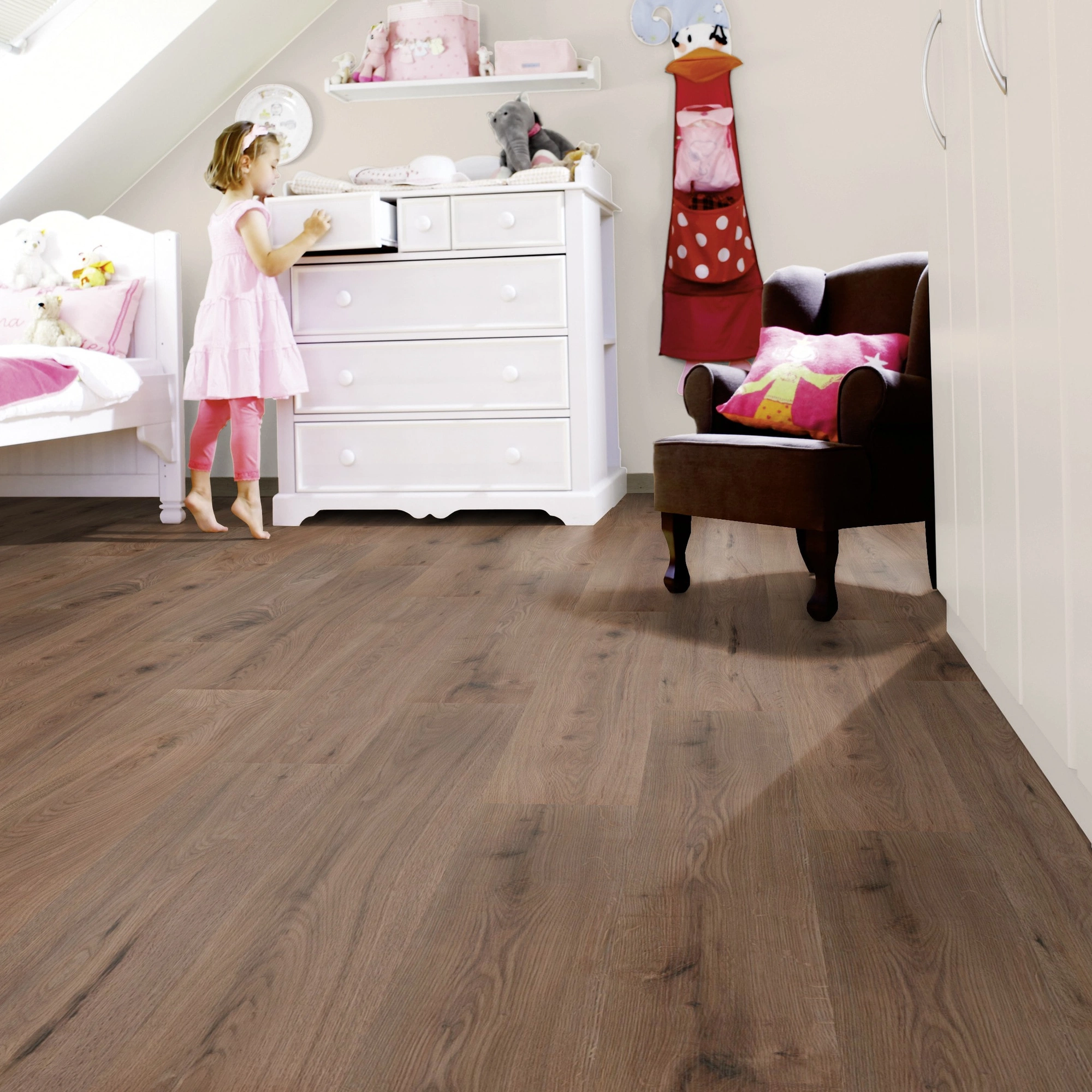 Milieubild Kinderzimmer mit weißer Kommode - wineo Klick-Bioboden PURLINE wineo 1000 wood L Strong Oak Cappuccino Milieubild Kinderzimmer mit weißer Kommode - wineo PLC303R