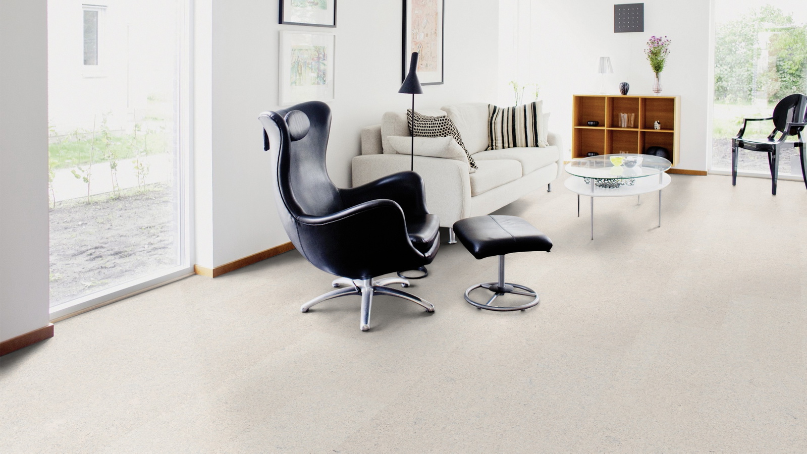 Milieubild Wohnzimmer mit Sessel und bodentiefem Fenster - Wicanders Wise 80001642